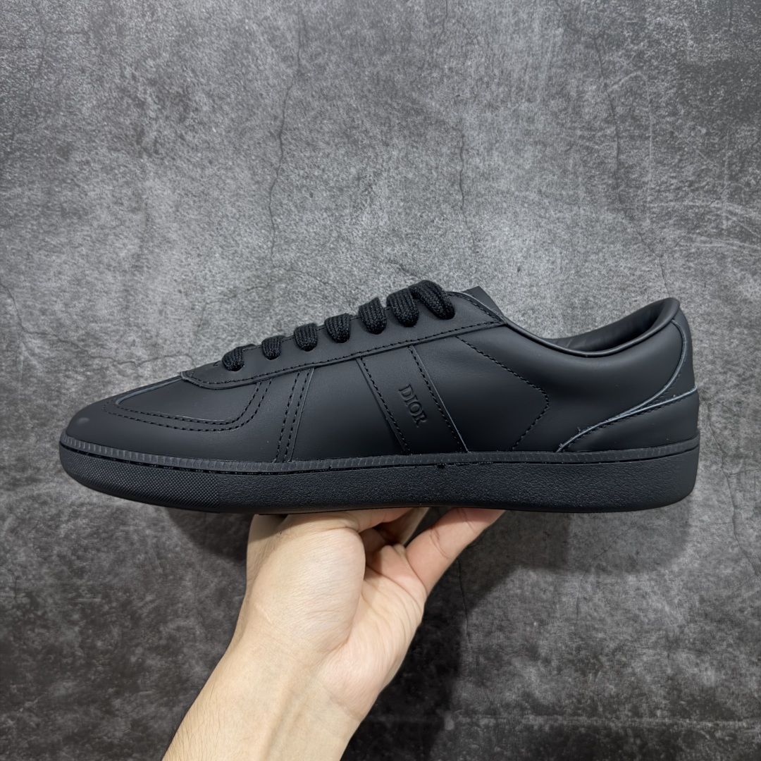 图片[2]-【纯原H版】DIOR迪奥 B01 Matchpoint 牛皮革 圆头扁形鞋带、低帮板鞋 大厂出品 良心品质 一比一打造 鞋面内里全是头层牛皮 Tpu大底 牛皮成型垫PU垫底 市场顶级版本 标志着Dior经典款式的回归,以时尚优雅的廓形重新诠释。采用光滑皮革精心制作,鞋舌和内部侧面饰以Dior标志,鞋后跟处饰以CDIcon标志。搭配同色调橡胶鞋底点缀以Dior标志,可与Dior Icons限定 的各式造型搭配,打造精致造型。 颜色：白、黑、灰三色 尺码：40-44 偏大半码-选品中心