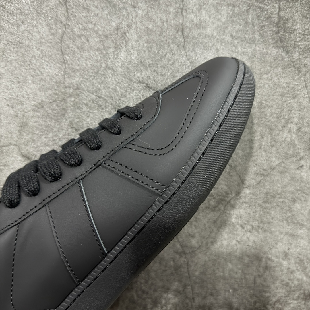 图片[6]-【纯原H版】DIOR迪奥 B01 Matchpoint 牛皮革 圆头扁形鞋带、低帮板鞋 大厂出品 良心品质 一比一打造 鞋面内里全是头层牛皮 Tpu大底 牛皮成型垫PU垫底 市场顶级版本 标志着Dior经典款式的回归,以时尚优雅的廓形重新诠释。采用光滑皮革精心制作,鞋舌和内部侧面饰以Dior标志,鞋后跟处饰以CDIcon标志。搭配同色调橡胶鞋底点缀以Dior标志,可与Dior Icons限定 的各式造型搭配,打造精致造型。 颜色：白、黑、灰三色 尺码：40-44 偏大半码-选品中心