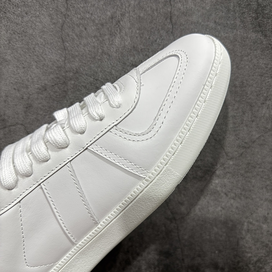 图片[6]-【纯原H版】DIOR迪奥 B01 Matchpoint 牛皮革 圆头扁形鞋带、低帮板鞋 大厂出品 良心品质 一比一打造 鞋面内里全是头层牛皮 Tpu大底 牛皮成型垫PU垫底 市场顶级版本 标志着Dior经典款式的回归,以时尚优雅的廓形重新诠释。采用光滑皮革精心制作,鞋舌和内部侧面饰以Dior标志,鞋后跟处饰以CDIcon标志。搭配同色调橡胶鞋底点缀以Dior标志,可与Dior Icons限定 的各式造型搭配,打造精致造型。 颜色：白、黑、灰三色 尺码：40-44 偏大半码-选品中心