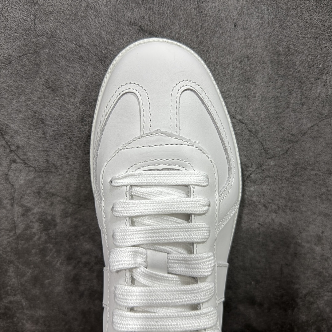 图片[5]-【纯原H版】DIOR迪奥 B01 Matchpoint 牛皮革 圆头扁形鞋带、低帮板鞋 大厂出品 良心品质 一比一打造 鞋面内里全是头层牛皮 Tpu大底 牛皮成型垫PU垫底 市场顶级版本 标志着Dior经典款式的回归,以时尚优雅的廓形重新诠释。采用光滑皮革精心制作,鞋舌和内部侧面饰以Dior标志,鞋后跟处饰以CDIcon标志。搭配同色调橡胶鞋底点缀以Dior标志,可与Dior Icons限定 的各式造型搭配,打造精致造型。 颜色：白、黑、灰三色 尺码：40-44 偏大半码-选品中心