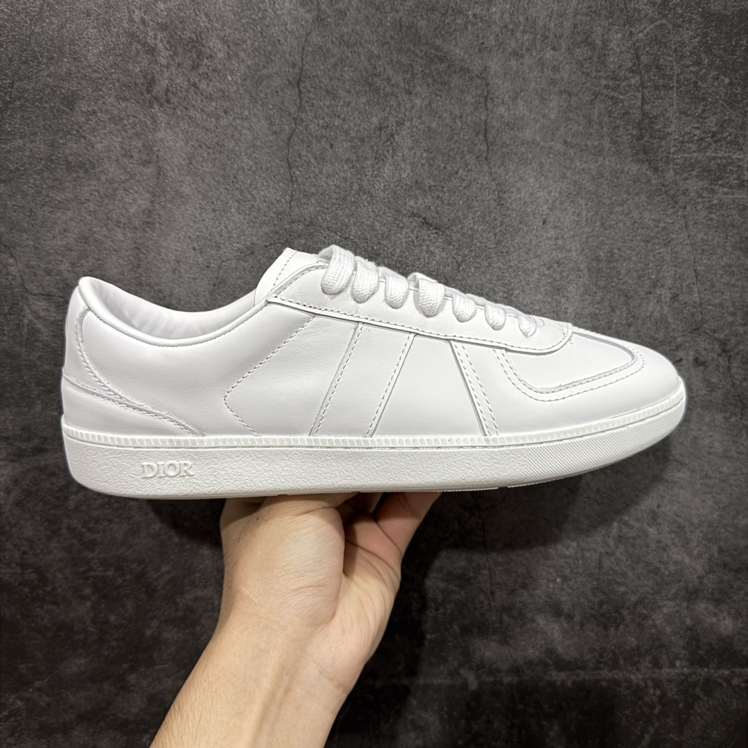 【纯原H版】DIOR迪奥 B01 Matchpoint 牛皮革 圆头扁形鞋带、低帮板鞋 大厂出品 良心品质 一比一打造 鞋面内里全是头层牛皮 Tpu大底 牛皮成型垫PU垫底 市场顶级版本 标志着Dior经典款式的回归,以时尚优雅的廓形重新诠释。采用光滑皮革精心制作,鞋舌和内部侧面饰以Dior标志,鞋后跟处饰以CDIcon标志。搭配同色调橡胶鞋底点缀以Dior标志,可与Dior Icons限定 的各式造型搭配,打造精致造型。 颜色：白、黑、灰三色 尺码：40-44 偏大半码-选品中心