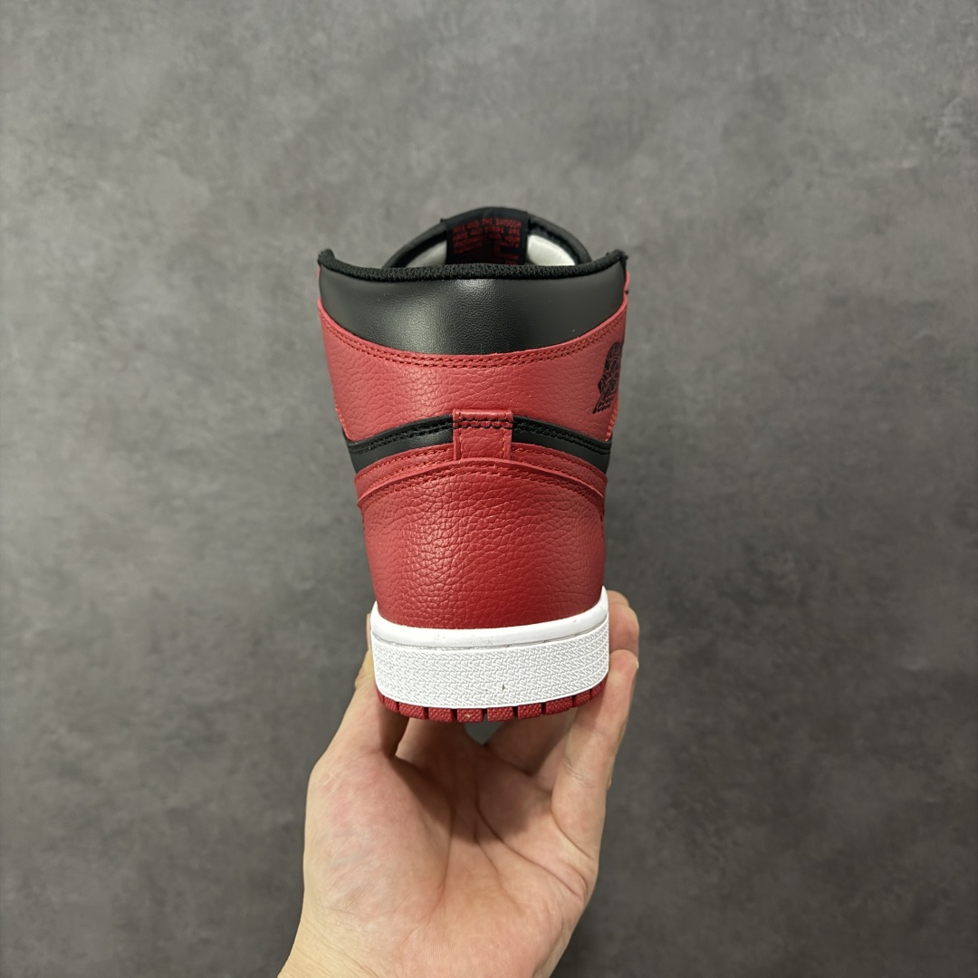 图片[4]-【公司级头层】AIR Jordan 1 RETRO HIGH OG 高帮 黑红禁穿 原装纸板原楦开发 极致鞋型一眼正即视感 #独家私模原档案开模，自动区别市面版本 #全鞋采用东莞头层皮，用料绝不含糊 #飞翼3D高频立体感十足 细节全方面到位 #全鞋电脑车线 顶级工艺 完美清洁度 货号： 555088-001 尺码：36-47.5-选品中心