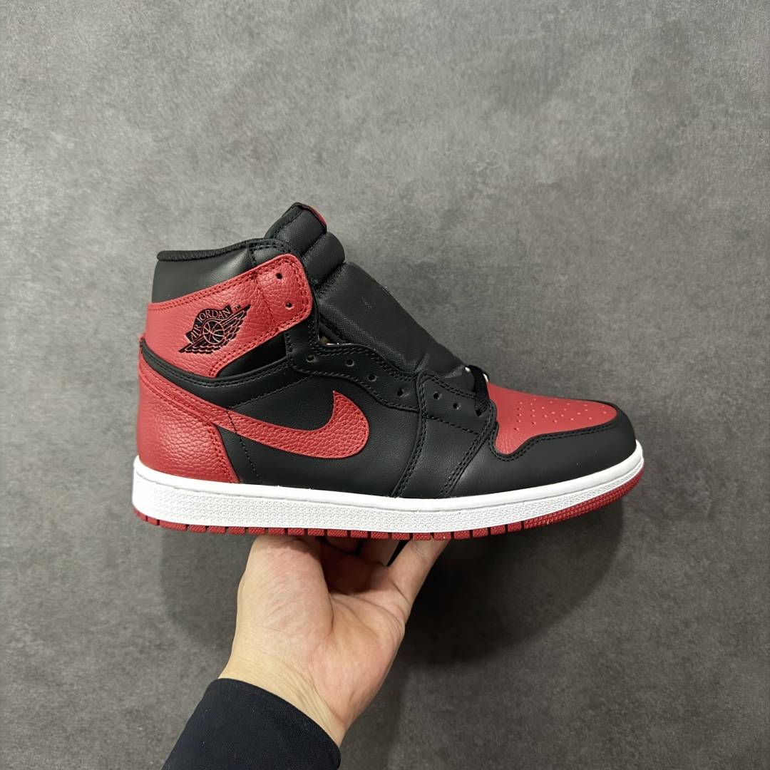 【公司级头层】AIR Jordan 1 RETRO HIGH OG 高帮 黑红禁穿 原装纸板原楦开发 极致鞋型一眼正即视感 #独家私模原档案开模，自动区别市面版本 #全鞋采用东莞头层皮，用料绝不含糊 #飞翼3D高频立体感十足 细节全方面到位 #全鞋电脑车线 顶级工艺 完美清洁度 货号： 555088-001 尺码：36-47.5-选品中心