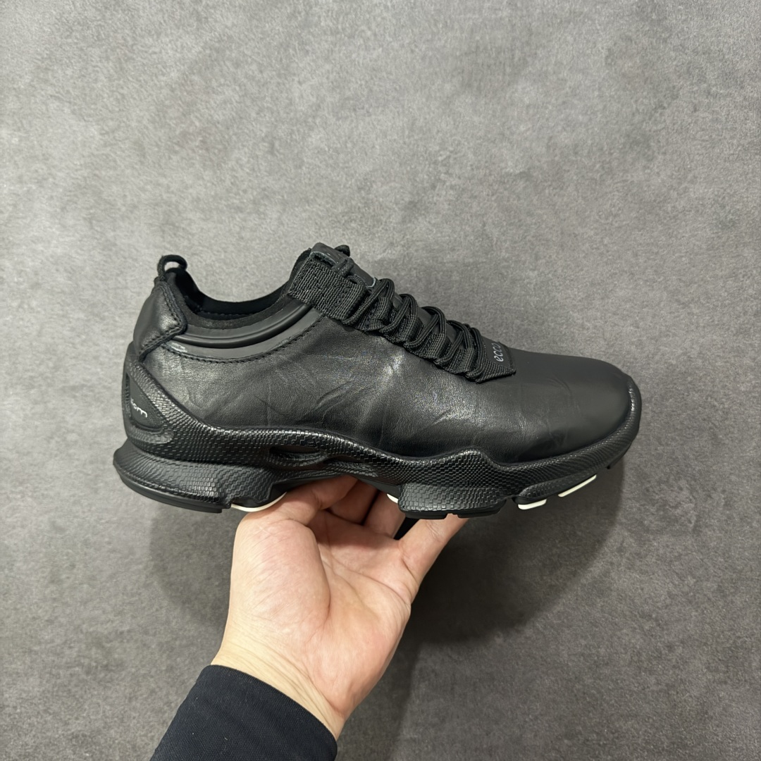 【纯原头层版】ECCO Biom 2025款 爱步 健步 低帮 黑色 圆通系带户外运动登山鞋徒步鞋 经典和现代工艺品质融合 精选小牛皮面料 百搭休闲老爹鞋 舒适性相当不错 版型楦型非常到位上脚 专柜热销款 独有鞋型设计 特有Logo车边 特别有型 北欧风格 舒适 休闲保暖 超弹性 耐磨 减震 按摩大底(PU+TPU 组合） 货号：800424-01001 尺码：39-45 编码：YBB310320-选品中心