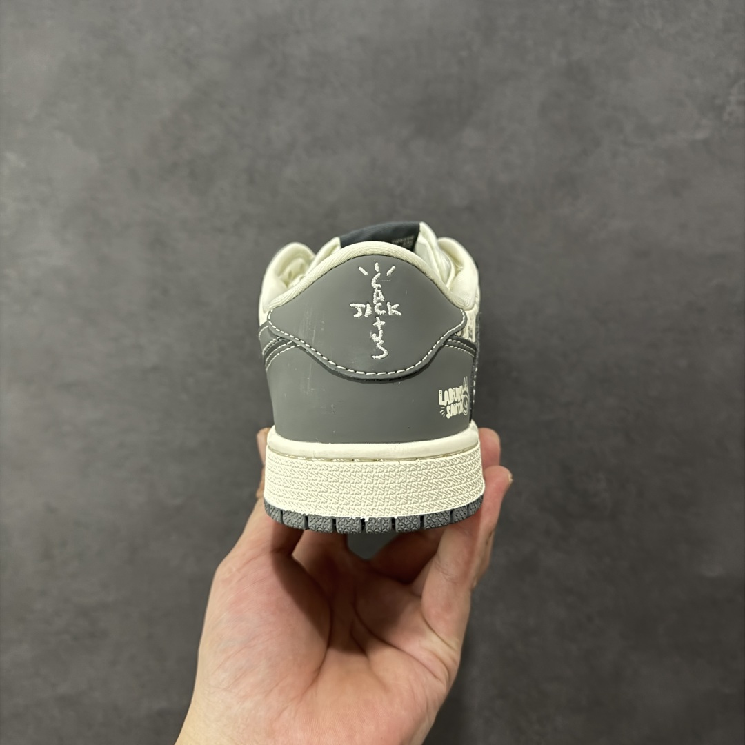 图片[4]-【定制版】Labubu x Travis Scott x Air Jordan 1 Low 拉布布 x AJ1 低帮 梦幻灰白倒钩 AJ1 乔丹1代 aj1 乔1 低邦 灰白倒勾 乔丹篮球鞋系列 鞋身整体以米白色为底搭配灰色框架覆盖层，标志性的反钩Swoosh Logo采用灰色呈现，内侧也辅以灰色Swoosh Logo点缀，鞋舌等多处TS标志性元素均得以保留；鞋舌上以Labubu字样呈现，鞋头处迷你Swoosh Logo白色点缀，后跟的Jack厂牌标志以及Wings Logo均采用白色缝线打造，后跟印有Labubu字样，彰显联名身份；最后以米白色中底搭配灰色橡胶外底完善整体设计收尾。 货号：LD2028-055 尺码：36 36.5 37.5 38 38.5 39 40 40.5 41 42 42.5 43 44 44.5 45 编码：HXSB330340-选品中心