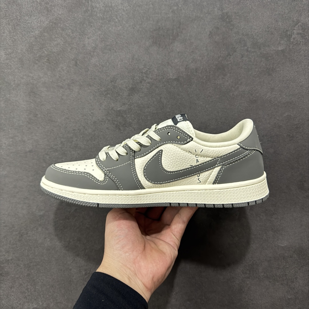 图片[2]-【定制版】Labubu x Travis Scott x Air Jordan 1 Low 拉布布 x AJ1 低帮 梦幻灰白倒钩 AJ1 乔丹1代 aj1 乔1 低邦 灰白倒勾 乔丹篮球鞋系列 鞋身整体以米白色为底搭配灰色框架覆盖层，标志性的反钩Swoosh Logo采用灰色呈现，内侧也辅以灰色Swoosh Logo点缀，鞋舌等多处TS标志性元素均得以保留；鞋舌上以Labubu字样呈现，鞋头处迷你Swoosh Logo白色点缀，后跟的Jack厂牌标志以及Wings Logo均采用白色缝线打造，后跟印有Labubu字样，彰显联名身份；最后以米白色中底搭配灰色橡胶外底完善整体设计收尾。 货号：LD2028-055 尺码：36 36.5 37.5 38 38.5 39 40 40.5 41 42 42.5 43 44 44.5 45 编码：HXSB330340-选品中心