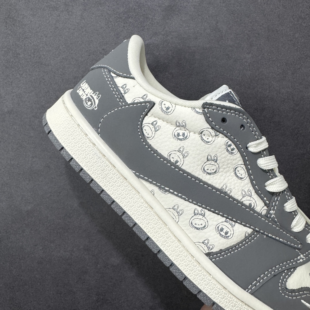 图片[6]-【定制版】Labubu x Travis Scott x Air Jordan 1 Low 拉布布 x AJ1 低帮 梦幻灰白倒钩 AJ1 乔丹1代 aj1 乔1 低邦 灰白倒勾 乔丹篮球鞋系列 鞋身整体以米白色为底搭配灰色框架覆盖层，标志性的反钩Swoosh Logo采用灰色呈现，内侧也辅以灰色Swoosh Logo点缀，鞋舌等多处TS标志性元素均得以保留；鞋舌上以Labubu字样呈现，鞋头处迷你Swoosh Logo白色点缀，后跟的Jack厂牌标志以及Wings Logo均采用白色缝线打造，后跟印有Labubu字样，彰显联名身份；最后以米白色中底搭配灰色橡胶外底完善整体设计收尾。 货号：LD2028-055 尺码：36 36.5 37.5 38 38.5 39 40 40.5 41 42 42.5 43 44 44.5 45 编码：HXSB330340-选品中心
