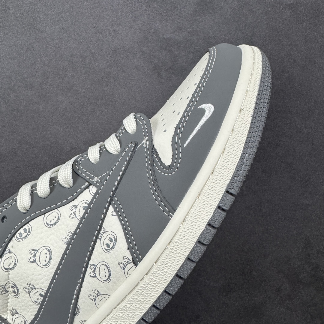 图片[5]-【定制版】Labubu x Travis Scott x Air Jordan 1 Low 拉布布 x AJ1 低帮 梦幻灰白倒钩 AJ1 乔丹1代 aj1 乔1 低邦 灰白倒勾 乔丹篮球鞋系列 鞋身整体以米白色为底搭配灰色框架覆盖层，标志性的反钩Swoosh Logo采用灰色呈现，内侧也辅以灰色Swoosh Logo点缀，鞋舌等多处TS标志性元素均得以保留；鞋舌上以Labubu字样呈现，鞋头处迷你Swoosh Logo白色点缀，后跟的Jack厂牌标志以及Wings Logo均采用白色缝线打造，后跟印有Labubu字样，彰显联名身份；最后以米白色中底搭配灰色橡胶外底完善整体设计收尾。 货号：LD2028-055 尺码：36 36.5 37.5 38 38.5 39 40 40.5 41 42 42.5 43 44 44.5 45 编码：HXSB330340-选品中心