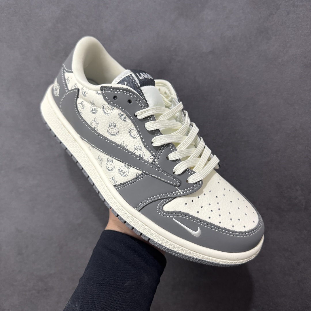 图片[3]-【定制版】Labubu x Travis Scott x Air Jordan 1 Low 拉布布 x AJ1 低帮 梦幻灰白倒钩 AJ1 乔丹1代 aj1 乔1 低邦 灰白倒勾 乔丹篮球鞋系列 鞋身整体以米白色为底搭配灰色框架覆盖层，标志性的反钩Swoosh Logo采用灰色呈现，内侧也辅以灰色Swoosh Logo点缀，鞋舌等多处TS标志性元素均得以保留；鞋舌上以Labubu字样呈现，鞋头处迷你Swoosh Logo白色点缀，后跟的Jack厂牌标志以及Wings Logo均采用白色缝线打造，后跟印有Labubu字样，彰显联名身份；最后以米白色中底搭配灰色橡胶外底完善整体设计收尾。 货号：LD2028-055 尺码：36 36.5 37.5 38 38.5 39 40 40.5 41 42 42.5 43 44 44.5 45 编码：HXSB330340-选品中心