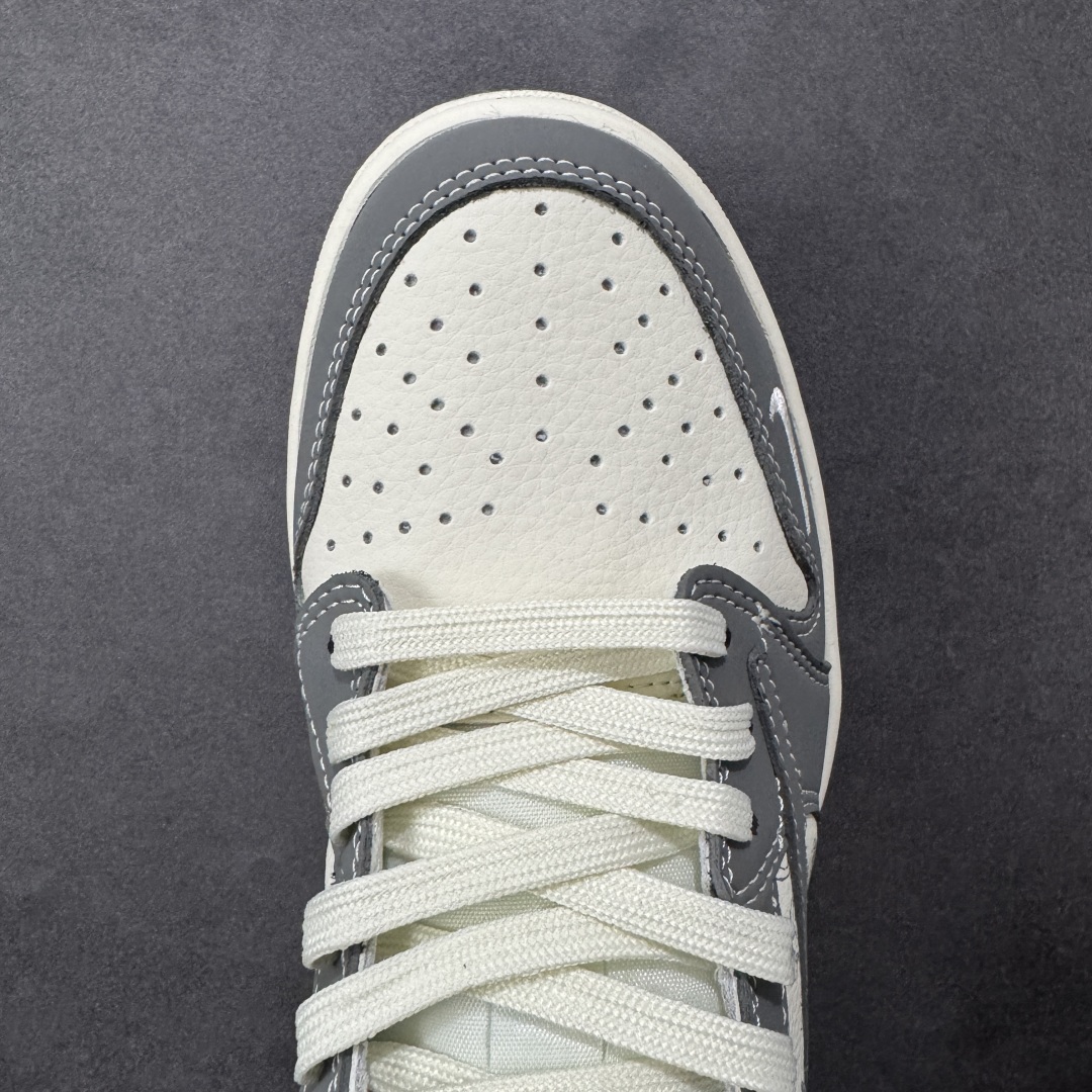 图片[8]-【定制版】Labubu x Travis Scott x Air Jordan 1 Low 拉布布 x AJ1 低帮 梦幻灰白倒钩 AJ1 乔丹1代 aj1 乔1 低邦 灰白倒勾 乔丹篮球鞋系列 鞋身整体以米白色为底搭配灰色框架覆盖层，标志性的反钩Swoosh Logo采用灰色呈现，内侧也辅以灰色Swoosh Logo点缀，鞋舌等多处TS标志性元素均得以保留；鞋舌上以Labubu字样呈现，鞋头处迷你Swoosh Logo白色点缀，后跟的Jack厂牌标志以及Wings Logo均采用白色缝线打造，后跟印有Labubu字样，彰显联名身份；最后以米白色中底搭配灰色橡胶外底完善整体设计收尾。 货号：LD2028-055 尺码：36 36.5 37.5 38 38.5 39 40 40.5 41 42 42.5 43 44 44.5 45 编码：HXSB330340-选品中心