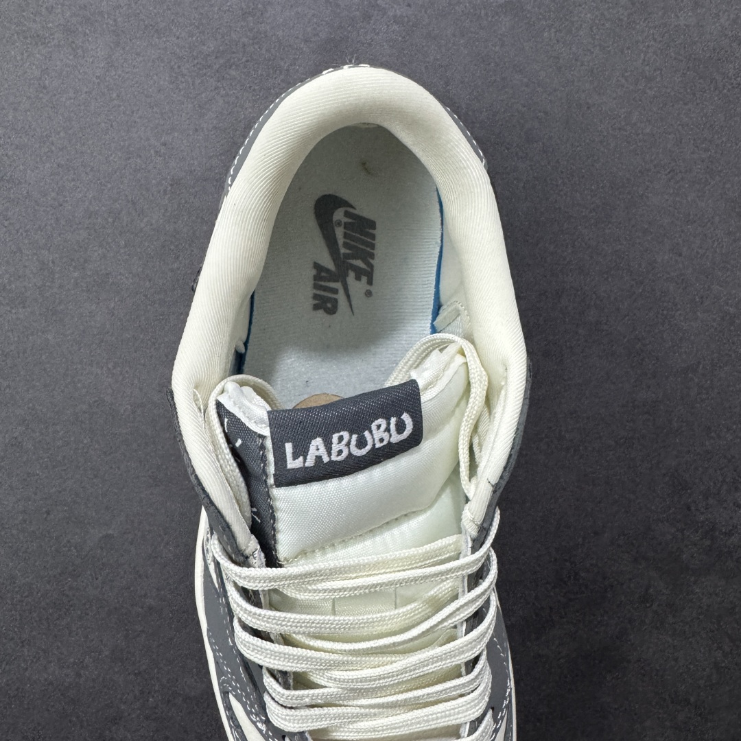 图片[7]-【定制版】Labubu x Travis Scott x Air Jordan 1 Low 拉布布 x AJ1 低帮 梦幻灰白倒钩 AJ1 乔丹1代 aj1 乔1 低邦 灰白倒勾 乔丹篮球鞋系列 鞋身整体以米白色为底搭配灰色框架覆盖层，标志性的反钩Swoosh Logo采用灰色呈现，内侧也辅以灰色Swoosh Logo点缀，鞋舌等多处TS标志性元素均得以保留；鞋舌上以Labubu字样呈现，鞋头处迷你Swoosh Logo白色点缀，后跟的Jack厂牌标志以及Wings Logo均采用白色缝线打造，后跟印有Labubu字样，彰显联名身份；最后以米白色中底搭配灰色橡胶外底完善整体设计收尾。 货号：LD2028-055 尺码：36 36.5 37.5 38 38.5 39 40 40.5 41 42 42.5 43 44 44.5 45 编码：HXSB330340-选品中心