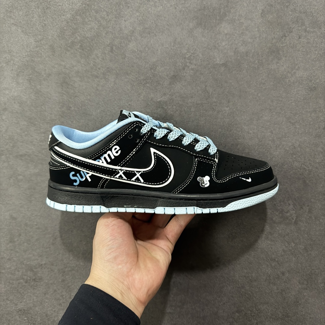 【定制版】Nike SB Dunk Low“Supreme联名——黑兰” 周年高端定制 低帮休闲板鞋 定制鞋盒 大厂纯原品质出货 超高清洁度 皮料切割干净无任何毛边 细节完美 货号：KK1333-050 尺码：36 36.5 37.5 38 38.5 39 40 40.5 41 42 42.5 43 44 44.5 45 编码：HXSB330340-选品中心