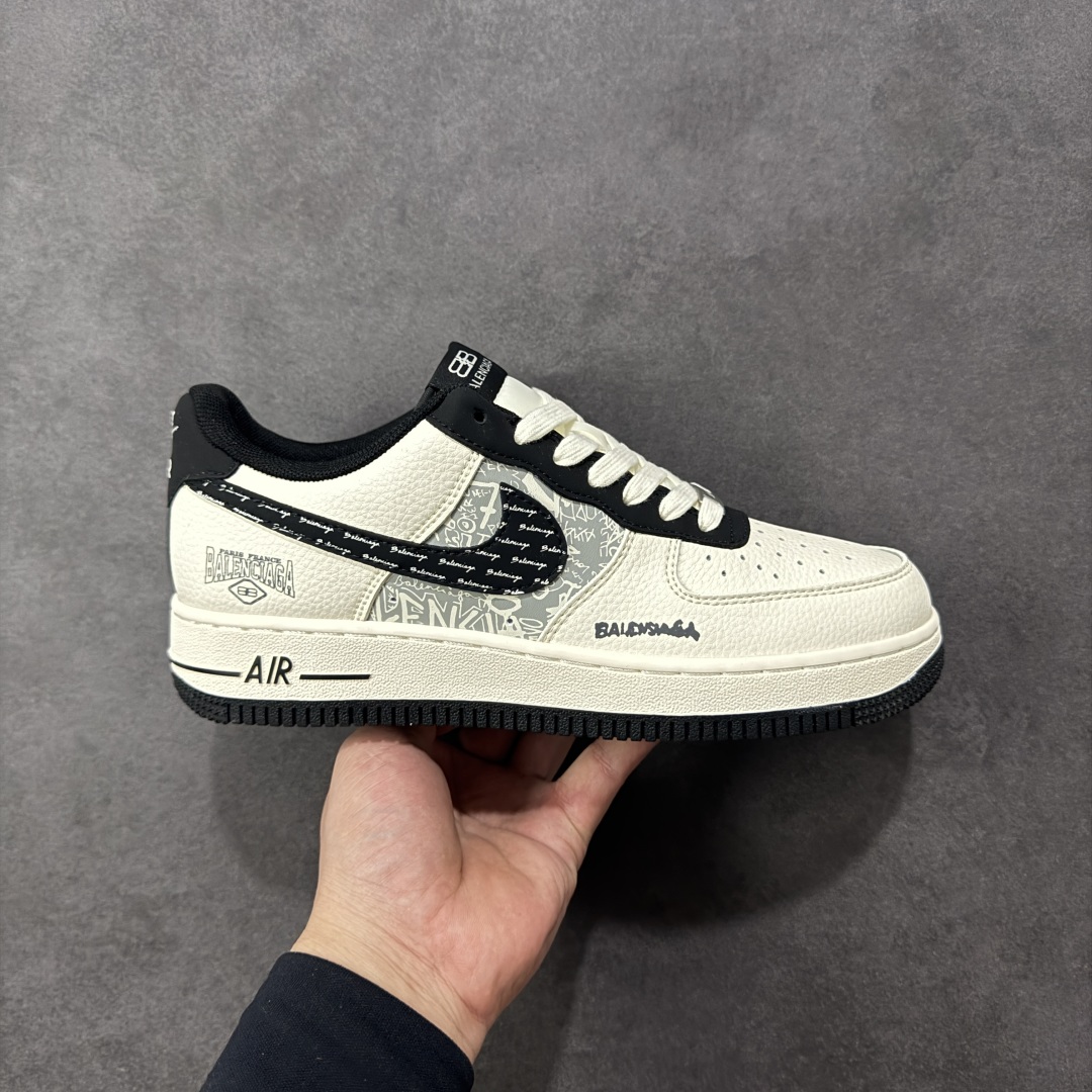 【定制版】Nike Air Force 1\'07 Low 巴黎世家联名 米白黑钩印刷 空军一号低帮休闲板鞋  #原楦头原纸板 原装鞋盒 定制五金配件 内置全掌气垫 原厂鞋底 货号：XD2588-611  尺码：36 36.5 37.5 38 38.5 39 40 40.5 41 42 42.5 43 44 44.5 45-选品中心