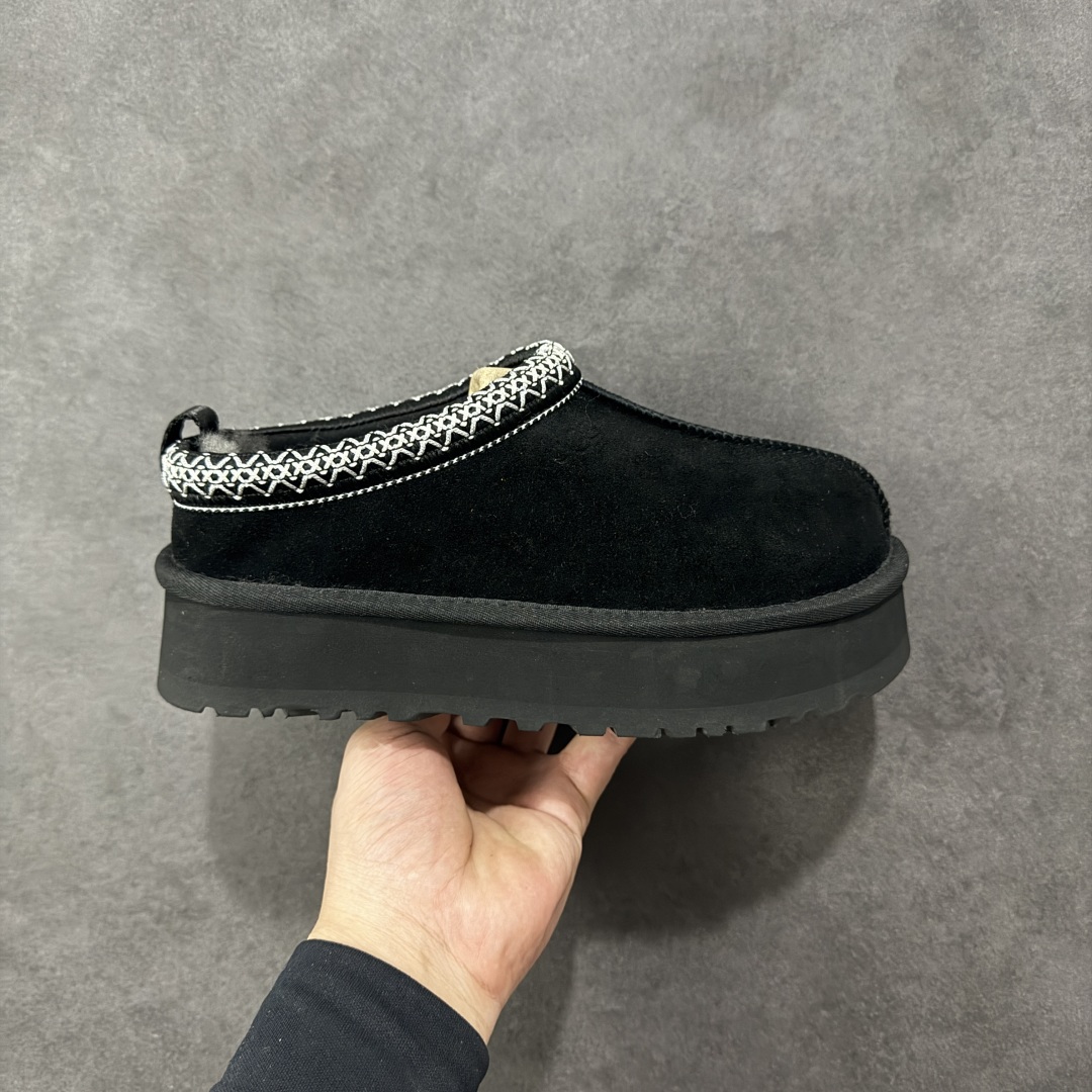 【莞产X1版本】 市面顶级版本 UGG Tazz W/1122553 民族风厚底女款 小红书爆款 广州外贸大厂生产 鞋头到鞋垫真羊皮毛一体 独立外盒包装 芯片 带防水工艺 区别市面任何版本 5cm厚底 独立原版开发大底 羊绒鞋垫 冬季保暖外出 家居都是很适合的选择 进年uug推出款式系列 局部偏向年轻消费者喜好 也走到时尚潮流穿搭的前沿 鞋身材质 防泼水涂层翻毛皮鞋面 17毫米UGGPURE™植入式羊毛内底 轻便防滑舒适橡胶外底 带有品牌LOGO商标 带全套包装 尺码： 35-40-选品中心