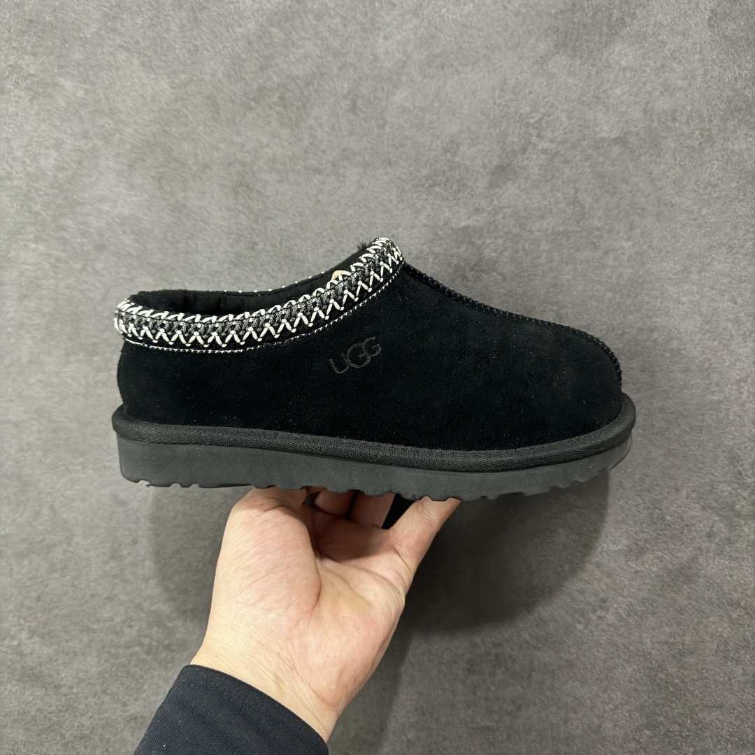 【莞产X1版本】 市面顶级版本 UGG Tazz W/5955 民族风厚底女款 小红书爆款 广州外贸大厂生产 鞋头到鞋垫真羊皮毛一体 独立外盒包装 芯片 带防水工艺 区别市面任何版本 5cm厚底 独立原版开发大底 羊绒鞋垫 冬季保暖外出 家居都是很适合的选择 进年uug推出款式系列 局部偏向年轻消费者喜好 也走到时尚潮流穿搭的前沿 鞋身材质 防泼水涂层翻毛皮鞋面 17毫米UGGPURE™植入式羊毛内底 轻便防滑舒适橡胶外底 带有品牌LOGO商标 带全套包装 尺码： 35-45-选品中心