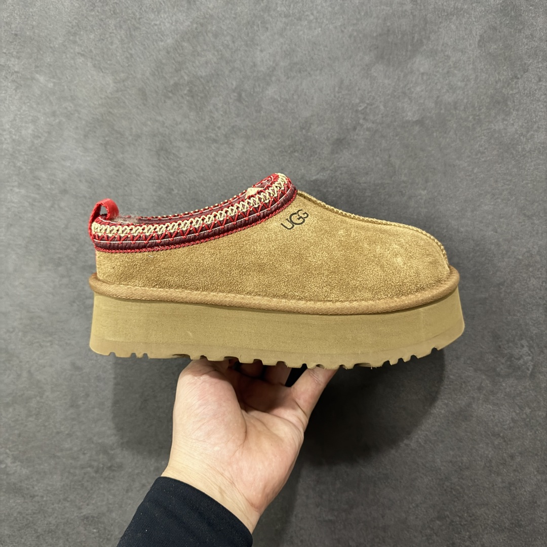 【莞产X1版本】 市面顶级版本 UGG Tazz W/1122553 民族风厚底女款 小红书爆款 广州外贸大厂生产 鞋头到鞋垫真羊皮毛一体 独立外盒包装 芯片 带防水工艺 区别市面任何版本 5cm厚底 独立原版开发大底 羊绒鞋垫 冬季保暖外出 家居都是很适合的选择 进年uug推出款式系列 局部偏向年轻消费者喜好 也走到时尚潮流穿搭的前沿 鞋身材质 防泼水涂层翻毛皮鞋面 17毫米UGGPURE™植入式羊毛内底 轻便防滑舒适橡胶外底 带有品牌LOGO商标 带全套包装 尺码： 35-40-选品中心