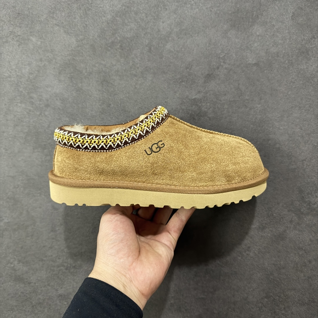 【莞产X1版本】 市面顶级版本 UGG Tazz W/5955 民族风薄底男女款 小红书爆款 广州外贸大厂生产 鞋头到鞋垫真羊皮毛一体 独立外盒包装 芯片 带防水工艺 区别市面任何版本 5cm厚底 独立原版开发大底 羊绒鞋垫 冬季保暖外出 家居都是很适合的选择 进年uug推出款式系列 局部偏向年轻消费者喜好 也走到时尚潮流穿搭的前沿 鞋身材质 防泼水涂层翻毛皮鞋面 17毫米UGGPURE™植入式羊毛内底 轻便防滑舒适橡胶外底 带有品牌LOGO商标 带全套包装 尺码： 35-45-选品中心