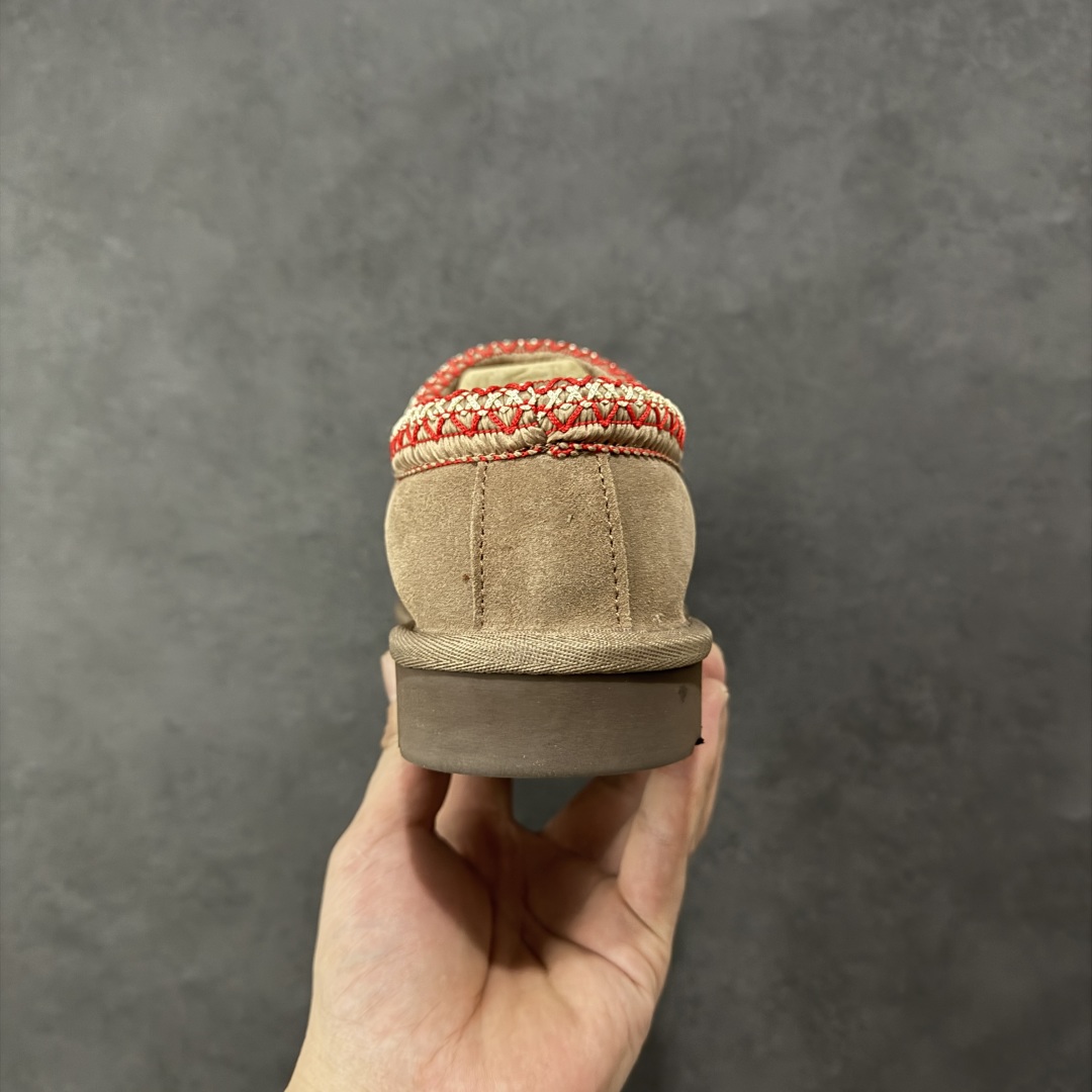 图片[4]-【莞产X1版本】 市面顶级版本 UGG Tazz W/5955 民族风薄底男女款 小红书爆款 广州外贸大厂生产 鞋头到鞋垫真羊皮毛一体 独立外盒包装 芯片 带防水工艺 区别市面任何版本 5cm厚底 独立原版开发大底 羊绒鞋垫 冬季保暖外出 家居都是很适合的选择 进年uug推出款式系列 局部偏向年轻消费者喜好 也走到时尚潮流穿搭的前沿 鞋身材质 防泼水涂层翻毛皮鞋面 17毫米UGGPURE™植入式羊毛内底 轻便防滑舒适橡胶外底 带有品牌LOGO商标 带全套包装 尺码： 35-45-选品中心