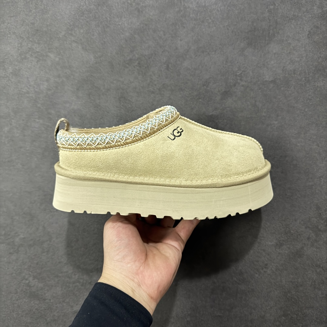 【莞产X1版本】 市面顶级版本 UGG Tazz W/1122553 民族风厚底女款 小红书爆款 广州外贸大厂生产 鞋头到鞋垫真羊皮毛一体 独立外盒包装 芯片 带防水工艺 区别市面任何版本 5cm厚底 独立原版开发大底 羊绒鞋垫 冬季保暖外出 家居都是很适合的选择 进年uug推出款式系列 局部偏向年轻消费者喜好 也走到时尚潮流穿搭的前沿 鞋身材质 防泼水涂层翻毛皮鞋面 17毫米UGGPURE™植入式羊毛内底 轻便防滑舒适橡胶外底 带有品牌LOGO商标 带全套包装 尺码： 35-40-选品中心