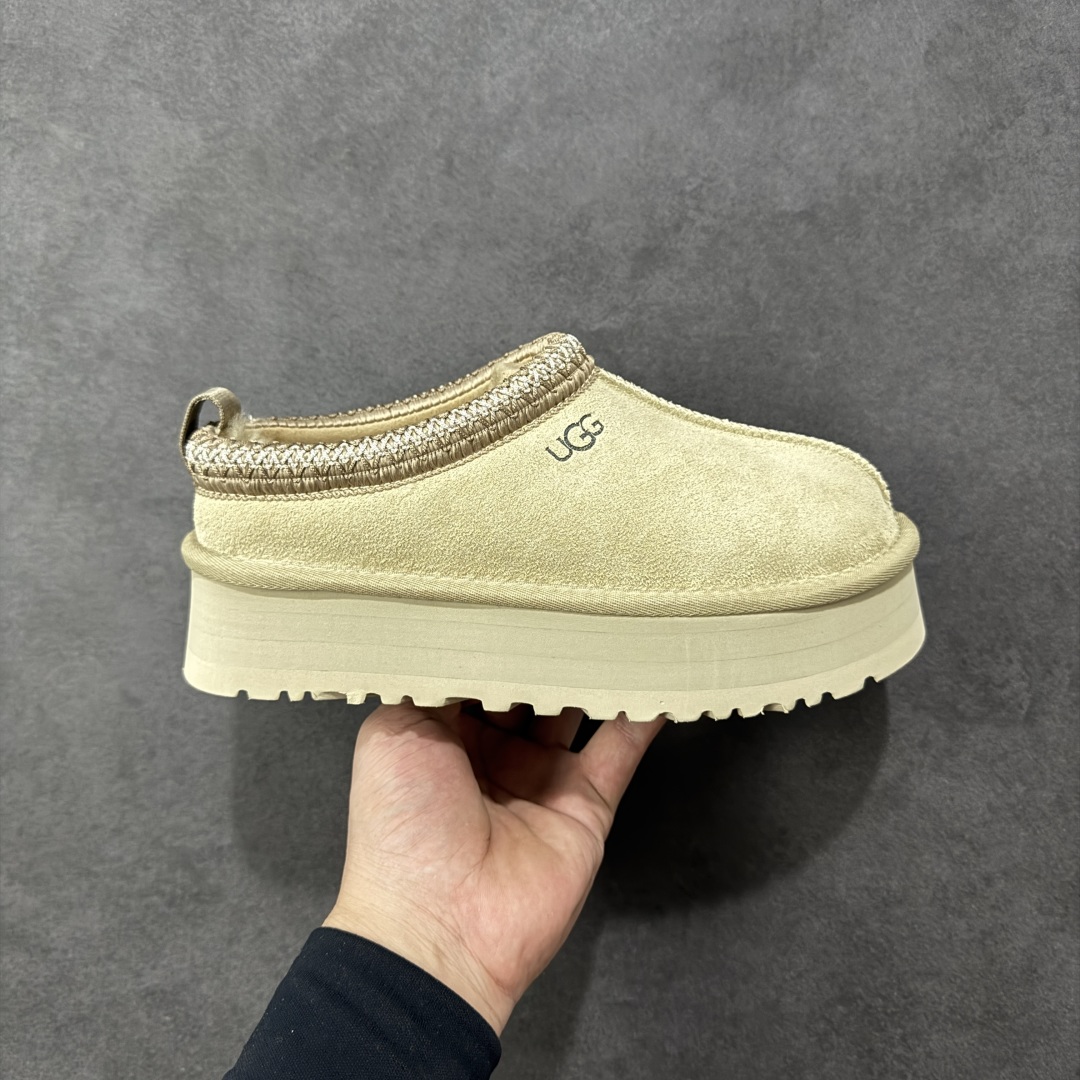 【莞产X1版本】 市面顶级版本 UGG Tazz W/1122553 民族风厚底女款 小红书爆款 广州外贸大厂生产 鞋头到鞋垫真羊皮毛一体 独立外盒包装 芯片 带防水工艺 区别市面任何版本 5cm厚底 独立原版开发大底 羊绒鞋垫 冬季保暖外出 家居都是很适合的选择 进年uug推出款式系列 局部偏向年轻消费者喜好 也走到时尚潮流穿搭的前沿 鞋身材质 防泼水涂层翻毛皮鞋面 17毫米UGGPURE™植入式羊毛内底 轻便防滑舒适橡胶外底 带有品牌LOGO商标 带全套包装 尺码： 35-40-选品中心