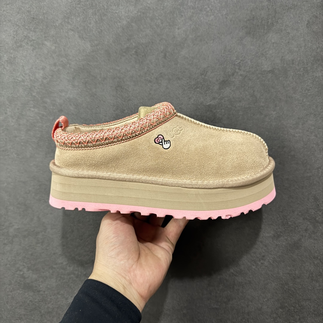 【莞产X1版本】 市面顶级版本 UGG Tazz W/1172130 民族风厚底女款 小红书爆款 广州外贸大厂生产 鞋头到鞋垫真羊皮毛一体 独立外盒包装 芯片 带防水工艺 区别市面任何版本 5cm厚底 独立原版开发大底 羊绒鞋垫 冬季保暖外出 家居都是很适合的选择 进年uug推出款式系列 局部偏向年轻消费者喜好 也走到时尚潮流穿搭的前沿 鞋身材质 防泼水涂层翻毛皮鞋面 17毫米UGGPURE™植入式羊毛内底 轻便防滑舒适橡胶外底 带有品牌LOGO商标 带全套包装 尺码： 35-40-选品中心