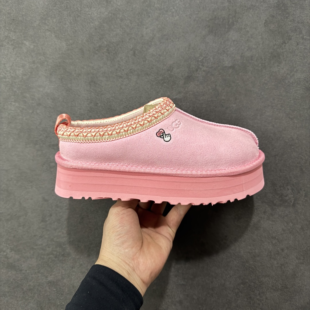 【莞产X1版本】 市面顶级版本 UGG Tazz W/1172130 民族风厚底女款 小红书爆款 广州外贸大厂生产 鞋头到鞋垫真羊皮毛一体 独立外盒包装 芯片 带防水工艺 区别市面任何版本 5cm厚底 独立原版开发大底 羊绒鞋垫 冬季保暖外出 家居都是很适合的选择 进年uug推出款式系列 局部偏向年轻消费者喜好 也走到时尚潮流穿搭的前沿 鞋身材质 防泼水涂层翻毛皮鞋面 17毫米UGGPURE™植入式羊毛内底 轻便防滑舒适橡胶外底 带有品牌LOGO商标 带全套包装 尺码： 35-40-选品中心