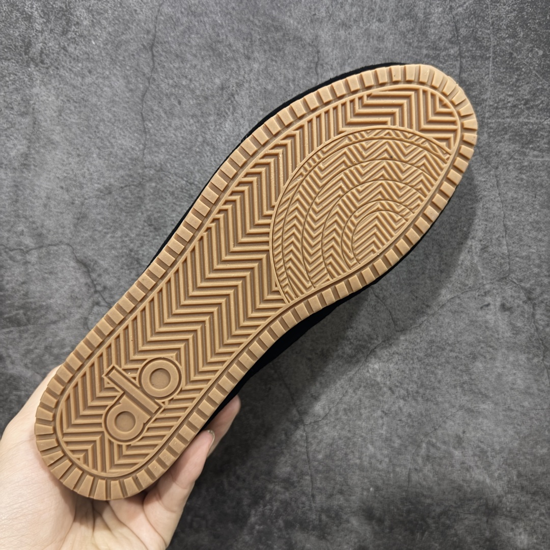 图片[9]-【莞顶礼盒版】Alo yoga Sunset 舒适生活休闲鞋 市场最高版本 顶级礼盒 原材料 版型完美 高品质 区别莆田通货 品牌故事Alo Yoga于2007年创立于洛杉矶，意在传播有意识的运动，同时激发人们的健康识与创造力。品牌的核心理念在于制作能够带来完美体验的瑜伽服饰与功能性单品，让有意识的运动融入并改变生活。Alo Yoga将其设计延伸到日常服饰概念，坚持不懈地捕捉当代时尚潮流，将品牌的运动美学理念、精致前卫的设计与舒适功能面料完美结合。与此同时，Alo Yoga的设计受到了时尚界人士与名人们的追捧，Talor Swift、Kendall Jenner等街拍照片中都曾出现品牌不同单品的身影。 尺码：36 – 39-选品中心