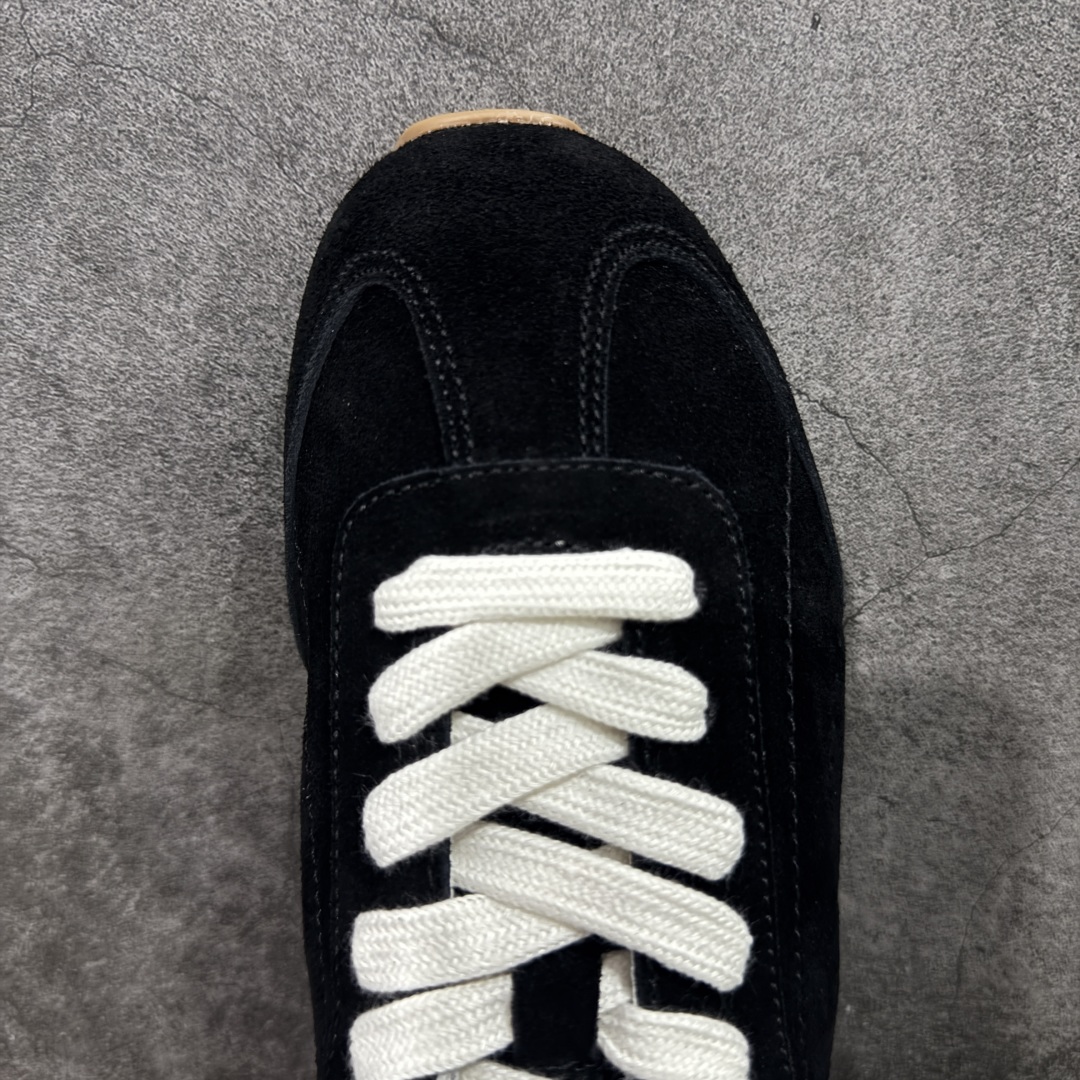 图片[5]-【莞顶礼盒版】Alo yoga Sunset 舒适生活休闲鞋 市场最高版本 顶级礼盒 原材料 版型完美 高品质 区别莆田通货 品牌故事Alo Yoga于2007年创立于洛杉矶，意在传播有意识的运动，同时激发人们的健康识与创造力。品牌的核心理念在于制作能够带来完美体验的瑜伽服饰与功能性单品，让有意识的运动融入并改变生活。Alo Yoga将其设计延伸到日常服饰概念，坚持不懈地捕捉当代时尚潮流，将品牌的运动美学理念、精致前卫的设计与舒适功能面料完美结合。与此同时，Alo Yoga的设计受到了时尚界人士与名人们的追捧，Talor Swift、Kendall Jenner等街拍照片中都曾出现品牌不同单品的身影。 尺码：36 – 39-选品中心