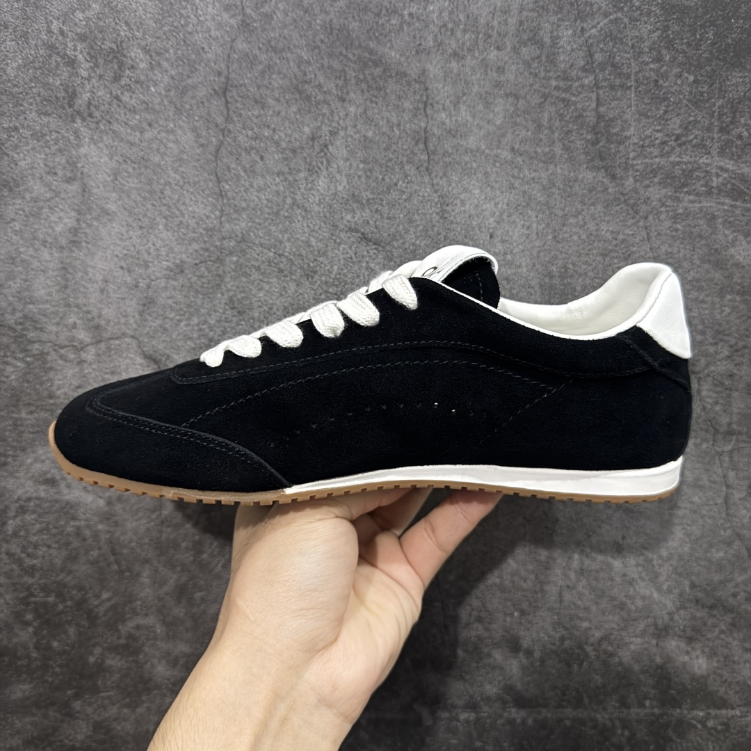 图片[2]-【莞顶礼盒版】Alo yoga Sunset 舒适生活休闲鞋 市场最高版本 顶级礼盒 原材料 版型完美 高品质 区别莆田通货 品牌故事Alo Yoga于2007年创立于洛杉矶，意在传播有意识的运动，同时激发人们的健康识与创造力。品牌的核心理念在于制作能够带来完美体验的瑜伽服饰与功能性单品，让有意识的运动融入并改变生活。Alo Yoga将其设计延伸到日常服饰概念，坚持不懈地捕捉当代时尚潮流，将品牌的运动美学理念、精致前卫的设计与舒适功能面料完美结合。与此同时，Alo Yoga的设计受到了时尚界人士与名人们的追捧，Talor Swift、Kendall Jenner等街拍照片中都曾出现品牌不同单品的身影。 尺码：36 – 39-选品中心