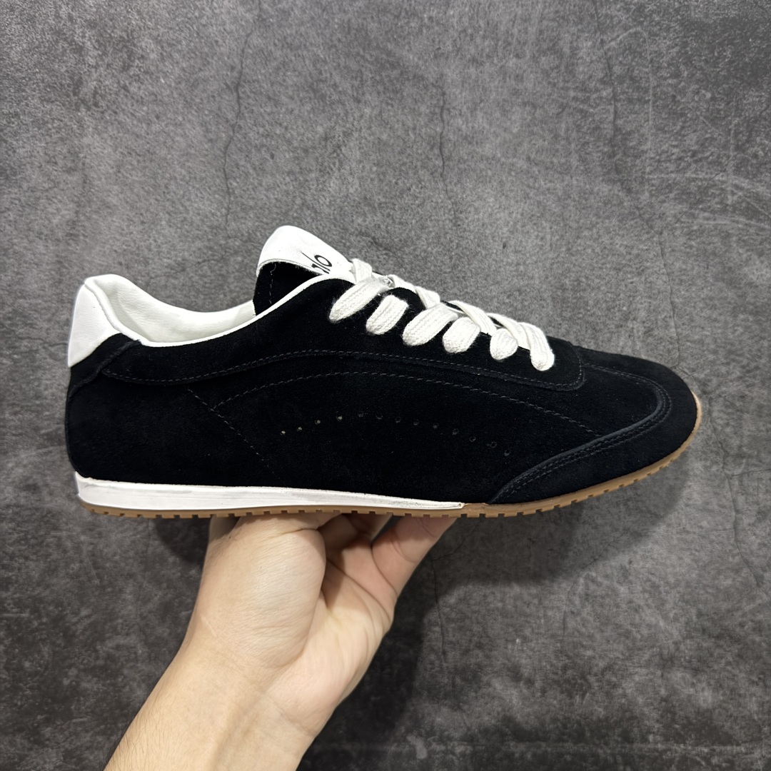 【莞顶礼盒版】Alo yoga Sunset 舒适生活休闲鞋 市场最高版本 顶级礼盒 原材料 版型完美 高品质 区别莆田通货 品牌故事Alo Yoga于2007年创立于洛杉矶，意在传播有意识的运动，同时激发人们的健康识与创造力。品牌的核心理念在于制作能够带来完美体验的瑜伽服饰与功能性单品，让有意识的运动融入并改变生活。Alo Yoga将其设计延伸到日常服饰概念，坚持不懈地捕捉当代时尚潮流，将品牌的运动美学理念、精致前卫的设计与舒适功能面料完美结合。与此同时，Alo Yoga的设计受到了时尚界人士与名人们的追捧，Talor Swift、Kendall Jenner等街拍照片中都曾出现品牌不同单品的身影。 尺码：36 - 39-选品中心