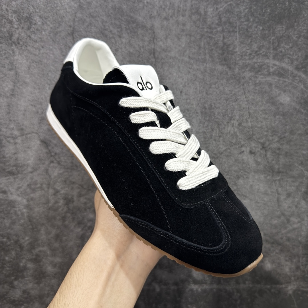 图片[3]-【莞顶礼盒版】Alo yoga Sunset 舒适生活休闲鞋 市场最高版本 顶级礼盒 原材料 版型完美 高品质 区别莆田通货 品牌故事Alo Yoga于2007年创立于洛杉矶，意在传播有意识的运动，同时激发人们的健康识与创造力。品牌的核心理念在于制作能够带来完美体验的瑜伽服饰与功能性单品，让有意识的运动融入并改变生活。Alo Yoga将其设计延伸到日常服饰概念，坚持不懈地捕捉当代时尚潮流，将品牌的运动美学理念、精致前卫的设计与舒适功能面料完美结合。与此同时，Alo Yoga的设计受到了时尚界人士与名人们的追捧，Talor Swift、Kendall Jenner等街拍照片中都曾出现品牌不同单品的身影。 尺码：36 – 39-选品中心