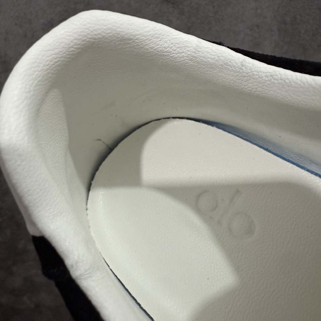 图片[8]-【莞顶礼盒版】Alo yoga Sunset 舒适生活休闲鞋 市场最高版本 顶级礼盒 原材料 版型完美 高品质 区别莆田通货 品牌故事Alo Yoga于2007年创立于洛杉矶，意在传播有意识的运动，同时激发人们的健康识与创造力。品牌的核心理念在于制作能够带来完美体验的瑜伽服饰与功能性单品，让有意识的运动融入并改变生活。Alo Yoga将其设计延伸到日常服饰概念，坚持不懈地捕捉当代时尚潮流，将品牌的运动美学理念、精致前卫的设计与舒适功能面料完美结合。与此同时，Alo Yoga的设计受到了时尚界人士与名人们的追捧，Talor Swift、Kendall Jenner等街拍照片中都曾出现品牌不同单品的身影。 尺码：36 – 39-选品中心