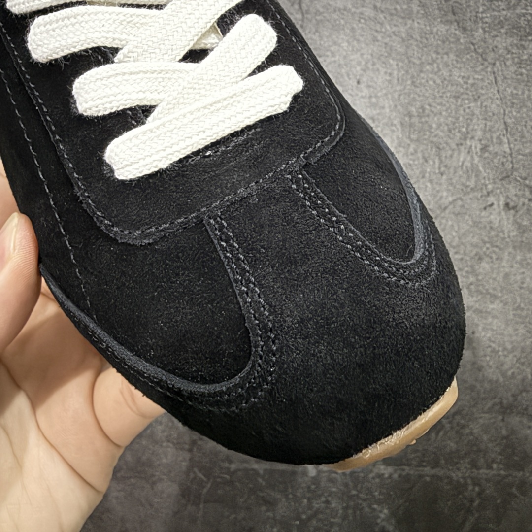 图片[5]-【莞顶礼盒版】Alo yoga Sunset 舒适生活休闲鞋 市场最高版本 顶级礼盒 原材料 版型完美 高品质 区别莆田通货 品牌故事Alo Yoga于2007年创立于洛杉矶，意在传播有意识的运动，同时激发人们的健康识与创造力。品牌的核心理念在于制作能够带来完美体验的瑜伽服饰与功能性单品，让有意识的运动融入并改变生活。Alo Yoga将其设计延伸到日常服饰概念，坚持不懈地捕捉当代时尚潮流，将品牌的运动美学理念、精致前卫的设计与舒适功能面料完美结合。与此同时，Alo Yoga的设计受到了时尚界人士与名人们的追捧，Talor Swift、Kendall Jenner等街拍照片中都曾出现品牌不同单品的身影。 尺码：36 – 39-选品中心