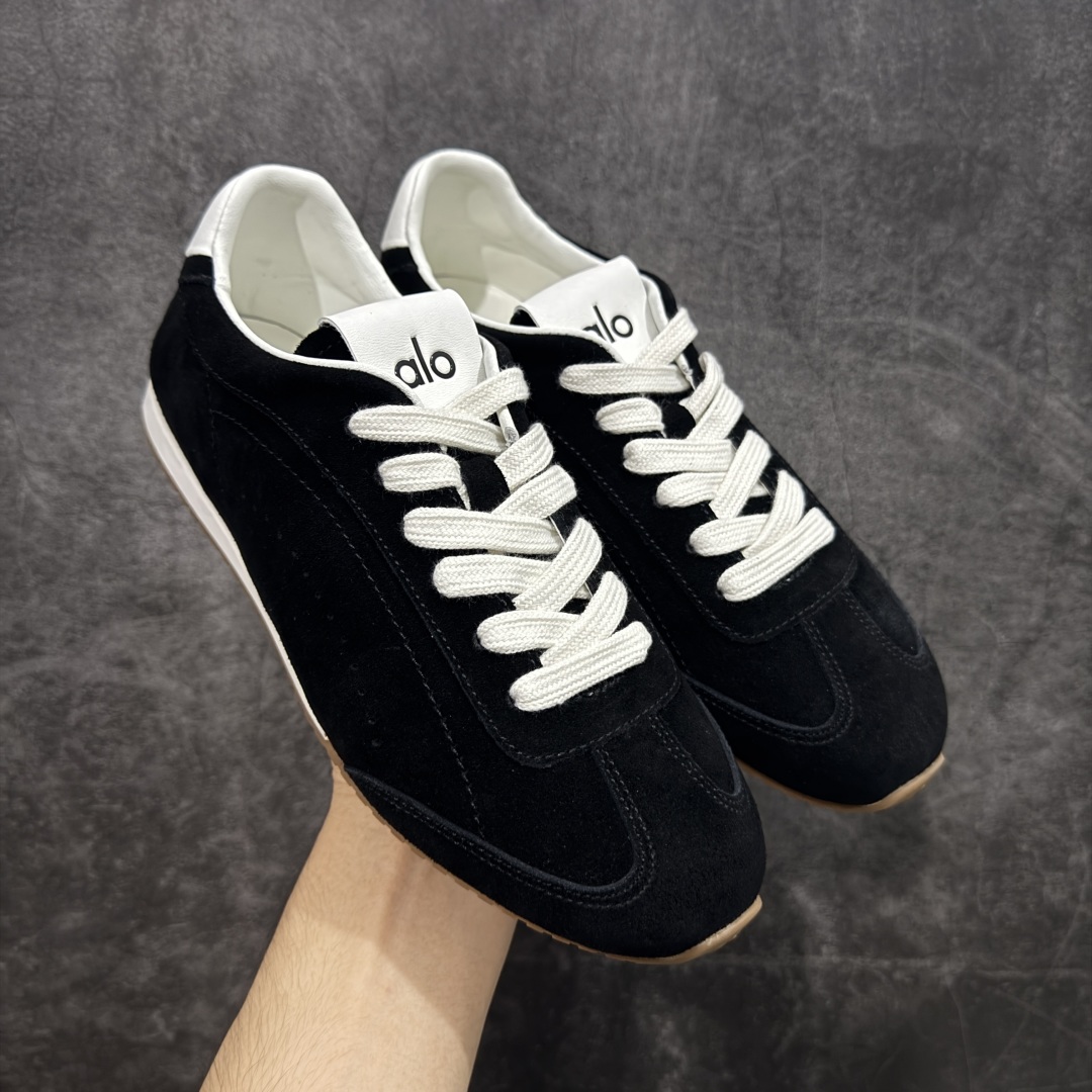 【莞顶礼盒版】Alo yoga Sunset 舒适生活休闲鞋 市场最高版本 顶级礼盒 原材料 版型完美 高品质 区别莆田通货 品牌故事Alo Yoga于2007年创立于洛杉矶，意在传播有意识的运动，同时激发人们的健康识与创造力。品牌的核心理念在于制作能够带来完美体验的瑜伽服饰与功能性单品，让有意识的运动融入并改变生活。Alo Yoga将其设计延伸到日常服饰概念，坚持不懈地捕捉当代时尚潮流，将品牌的运动美学理念、精致前卫的设计与舒适功能面料完美结合。与此同时，Alo Yoga的设计受到了时尚界人士与名人们的追捧，Talor Swift、Kendall Jenner等街拍照片中都曾出现品牌不同单品的身影。 尺码：36 - 39-选品中心