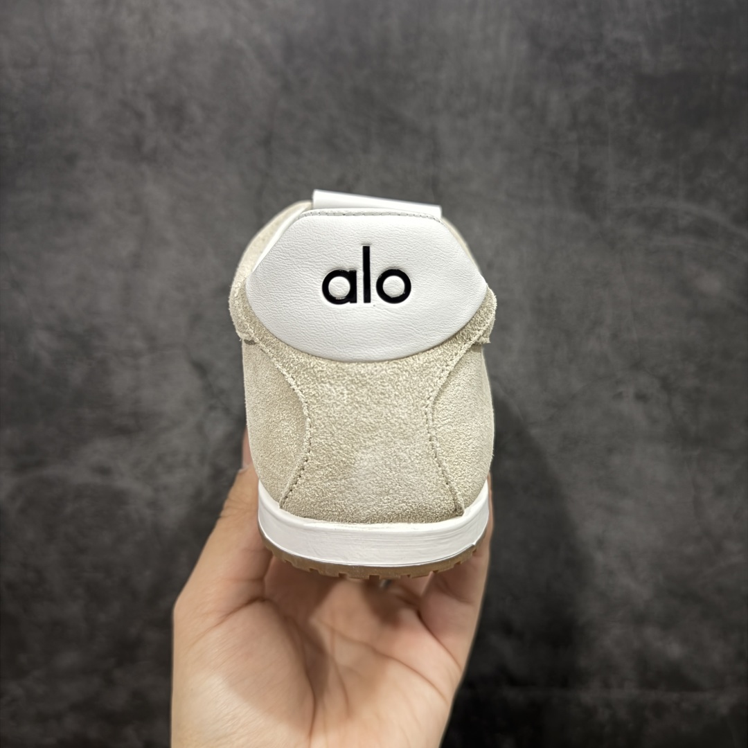 图片[4]-【莞顶礼盒版】Alo yoga Sunset 舒适生活休闲鞋 市场最高版本 顶级礼盒 原材料 版型完美 高品质 区别莆田通货 品牌故事Alo Yoga于2007年创立于洛杉矶，意在传播有意识的运动，同时激发人们的健康识与创造力。品牌的核心理念在于制作能够带来完美体验的瑜伽服饰与功能性单品，让有意识的运动融入并改变生活。Alo Yoga将其设计延伸到日常服饰概念，坚持不懈地捕捉当代时尚潮流，将品牌的运动美学理念、精致前卫的设计与舒适功能面料完美结合。与此同时，Alo Yoga的设计受到了时尚界人士与名人们的追捧，Talor Swift、Kendall Jenner等街拍照片中都曾出现品牌不同单品的身影。 尺码：36 – 39-选品中心