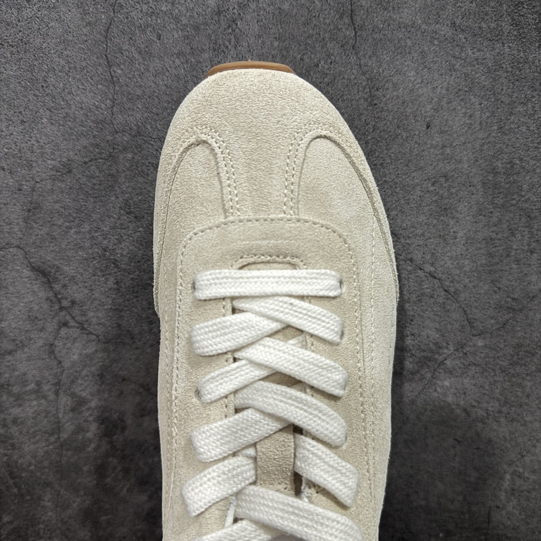 图片[5]-【莞顶礼盒版】Alo yoga Sunset 舒适生活休闲鞋 市场最高版本 顶级礼盒 原材料 版型完美 高品质 区别莆田通货 品牌故事Alo Yoga于2007年创立于洛杉矶，意在传播有意识的运动，同时激发人们的健康识与创造力。品牌的核心理念在于制作能够带来完美体验的瑜伽服饰与功能性单品，让有意识的运动融入并改变生活。Alo Yoga将其设计延伸到日常服饰概念，坚持不懈地捕捉当代时尚潮流，将品牌的运动美学理念、精致前卫的设计与舒适功能面料完美结合。与此同时，Alo Yoga的设计受到了时尚界人士与名人们的追捧，Talor Swift、Kendall Jenner等街拍照片中都曾出现品牌不同单品的身影。 尺码：36 – 39-选品中心