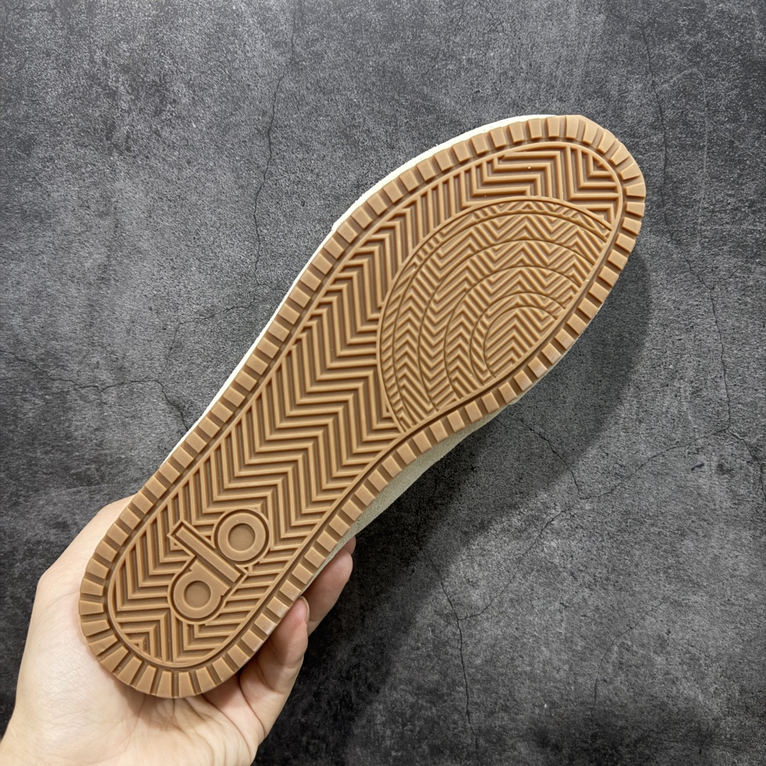 图片[9]-【莞顶礼盒版】Alo yoga Sunset 舒适生活休闲鞋 市场最高版本 顶级礼盒 原材料 版型完美 高品质 区别莆田通货 品牌故事Alo Yoga于2007年创立于洛杉矶，意在传播有意识的运动，同时激发人们的健康识与创造力。品牌的核心理念在于制作能够带来完美体验的瑜伽服饰与功能性单品，让有意识的运动融入并改变生活。Alo Yoga将其设计延伸到日常服饰概念，坚持不懈地捕捉当代时尚潮流，将品牌的运动美学理念、精致前卫的设计与舒适功能面料完美结合。与此同时，Alo Yoga的设计受到了时尚界人士与名人们的追捧，Talor Swift、Kendall Jenner等街拍照片中都曾出现品牌不同单品的身影。 尺码：36 – 39-选品中心