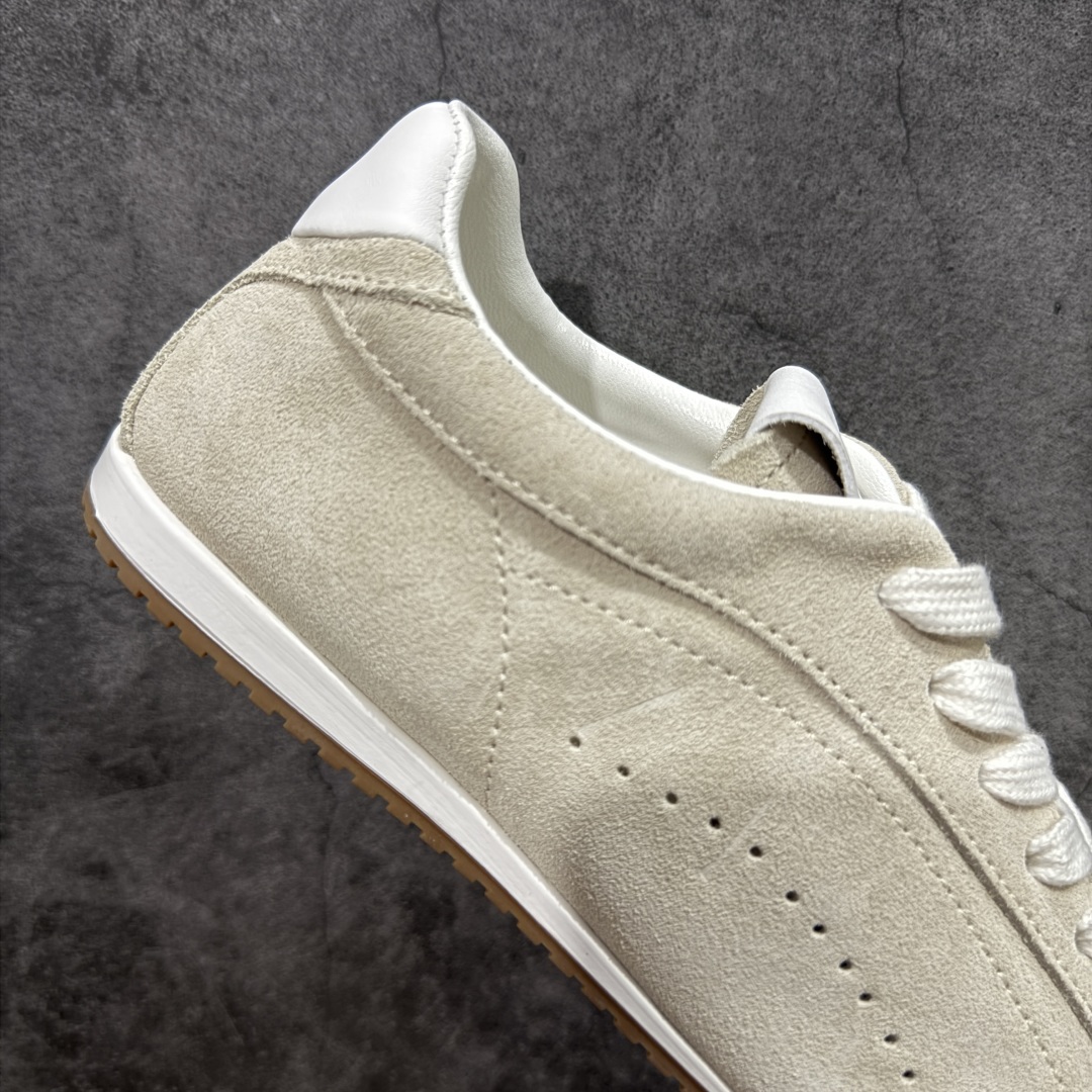 图片[7]-【莞顶礼盒版】Alo yoga Sunset 舒适生活休闲鞋 市场最高版本 顶级礼盒 原材料 版型完美 高品质 区别莆田通货 品牌故事Alo Yoga于2007年创立于洛杉矶，意在传播有意识的运动，同时激发人们的健康识与创造力。品牌的核心理念在于制作能够带来完美体验的瑜伽服饰与功能性单品，让有意识的运动融入并改变生活。Alo Yoga将其设计延伸到日常服饰概念，坚持不懈地捕捉当代时尚潮流，将品牌的运动美学理念、精致前卫的设计与舒适功能面料完美结合。与此同时，Alo Yoga的设计受到了时尚界人士与名人们的追捧，Talor Swift、Kendall Jenner等街拍照片中都曾出现品牌不同单品的身影。 尺码：36 – 39-选品中心