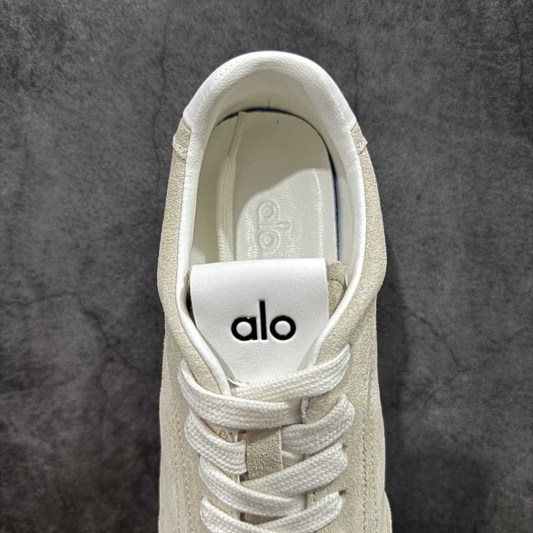图片[8]-【莞顶礼盒版】Alo yoga Sunset 舒适生活休闲鞋 市场最高版本 顶级礼盒 原材料 版型完美 高品质 区别莆田通货 品牌故事Alo Yoga于2007年创立于洛杉矶，意在传播有意识的运动，同时激发人们的健康识与创造力。品牌的核心理念在于制作能够带来完美体验的瑜伽服饰与功能性单品，让有意识的运动融入并改变生活。Alo Yoga将其设计延伸到日常服饰概念，坚持不懈地捕捉当代时尚潮流，将品牌的运动美学理念、精致前卫的设计与舒适功能面料完美结合。与此同时，Alo Yoga的设计受到了时尚界人士与名人们的追捧，Talor Swift、Kendall Jenner等街拍照片中都曾出现品牌不同单品的身影。 尺码：36 – 39-选品中心