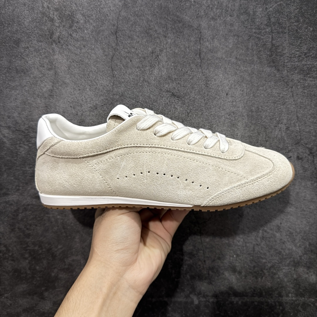 【莞顶礼盒版】Alo yoga Sunset 舒适生活休闲鞋 市场最高版本 顶级礼盒 原材料 版型完美 高品质 区别莆田通货 品牌故事Alo Yoga于2007年创立于洛杉矶，意在传播有意识的运动，同时激发人们的健康识与创造力。品牌的核心理念在于制作能够带来完美体验的瑜伽服饰与功能性单品，让有意识的运动融入并改变生活。Alo Yoga将其设计延伸到日常服饰概念，坚持不懈地捕捉当代时尚潮流，将品牌的运动美学理念、精致前卫的设计与舒适功能面料完美结合。与此同时，Alo Yoga的设计受到了时尚界人士与名人们的追捧，Talor Swift、Kendall Jenner等街拍照片中都曾出现品牌不同单品的身影。 尺码：36 - 39-选品中心