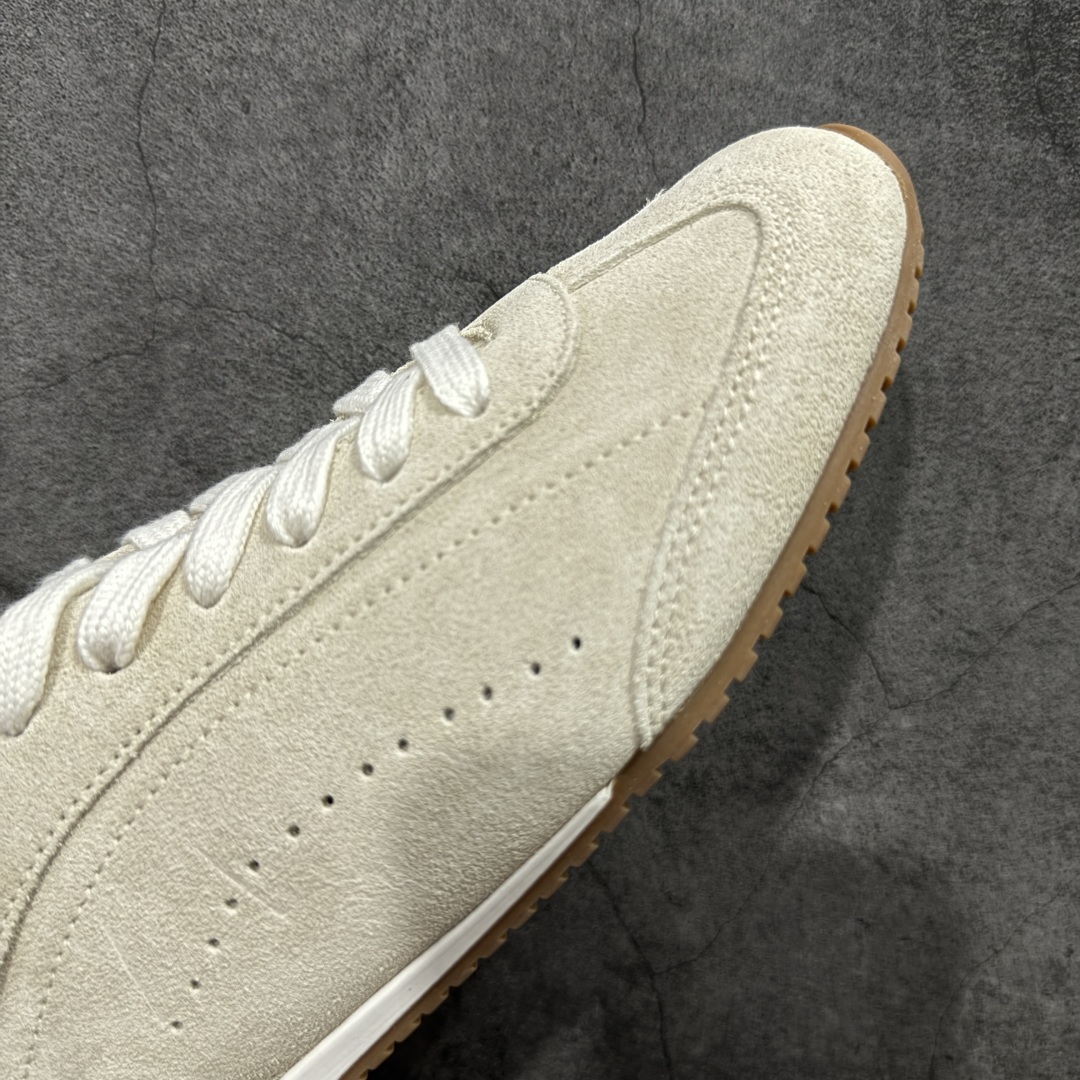 图片[6]-【莞顶礼盒版】Alo yoga Sunset 舒适生活休闲鞋 市场最高版本 顶级礼盒 原材料 版型完美 高品质 区别莆田通货 品牌故事Alo Yoga于2007年创立于洛杉矶，意在传播有意识的运动，同时激发人们的健康识与创造力。品牌的核心理念在于制作能够带来完美体验的瑜伽服饰与功能性单品，让有意识的运动融入并改变生活。Alo Yoga将其设计延伸到日常服饰概念，坚持不懈地捕捉当代时尚潮流，将品牌的运动美学理念、精致前卫的设计与舒适功能面料完美结合。与此同时，Alo Yoga的设计受到了时尚界人士与名人们的追捧，Talor Swift、Kendall Jenner等街拍照片中都曾出现品牌不同单品的身影。 尺码：36 – 39-选品中心