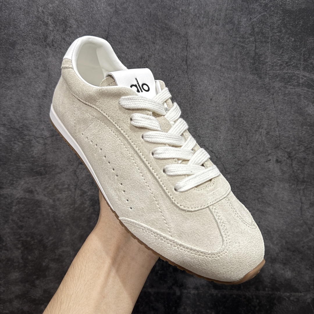 图片[3]-【莞顶礼盒版】Alo yoga Sunset 舒适生活休闲鞋 市场最高版本 顶级礼盒 原材料 版型完美 高品质 区别莆田通货 品牌故事Alo Yoga于2007年创立于洛杉矶，意在传播有意识的运动，同时激发人们的健康识与创造力。品牌的核心理念在于制作能够带来完美体验的瑜伽服饰与功能性单品，让有意识的运动融入并改变生活。Alo Yoga将其设计延伸到日常服饰概念，坚持不懈地捕捉当代时尚潮流，将品牌的运动美学理念、精致前卫的设计与舒适功能面料完美结合。与此同时，Alo Yoga的设计受到了时尚界人士与名人们的追捧，Talor Swift、Kendall Jenner等街拍照片中都曾出现品牌不同单品的身影。 尺码：36 – 39-选品中心