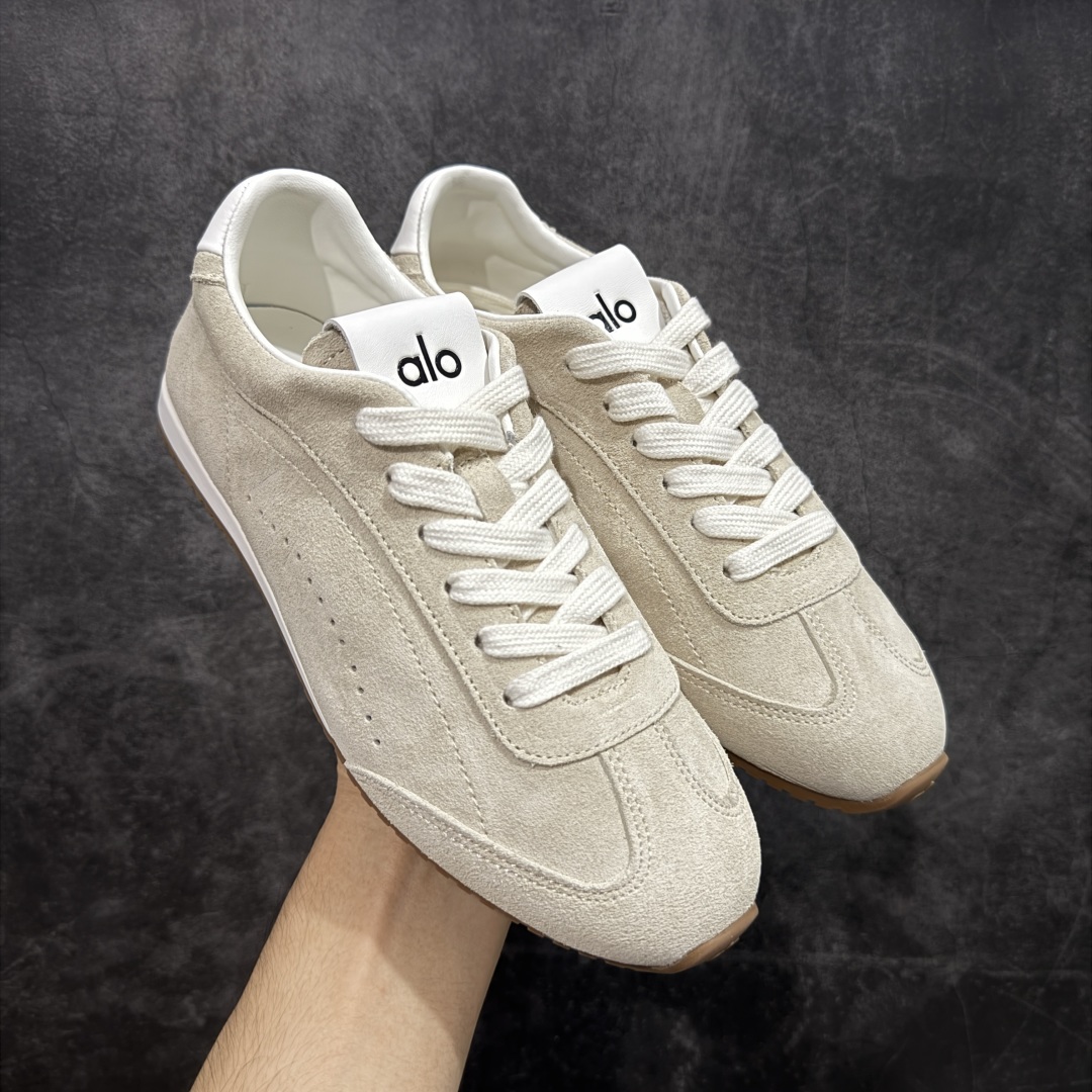 【莞顶礼盒版】Alo yoga Sunset 舒适生活休闲鞋 市场最高版本 顶级礼盒 原材料 版型完美 高品质 区别莆田通货 品牌故事Alo Yoga于2007年创立于洛杉矶，意在传播有意识的运动，同时激发人们的健康识与创造力。品牌的核心理念在于制作能够带来完美体验的瑜伽服饰与功能性单品，让有意识的运动融入并改变生活。Alo Yoga将其设计延伸到日常服饰概念，坚持不懈地捕捉当代时尚潮流，将品牌的运动美学理念、精致前卫的设计与舒适功能面料完美结合。与此同时，Alo Yoga的设计受到了时尚界人士与名人们的追捧，Talor Swift、Kendall Jenner等街拍照片中都曾出现品牌不同单品的身影。 尺码：36 - 39-选品中心