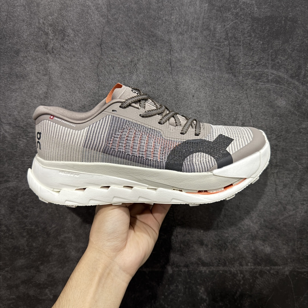 【PZ纯原】On Cloudultra Pro 昂跑 低帮 灰色 百搭舒适透气低邦跑步鞋 高透气的双层网眼鞋面加入轻量TPU，增强耐用性，内里网面如袜套般精确贴合双足；采用Helion Superfoam打造的双层CloudTec®专利鞋底科技，有更宽的Speedboard®速度板，为长距离跑提供更多支撑；相连Cloudt模块的中底增加地面冲击力防护，搭载封闭鞋底凹槽的Missiongrip™外底科技，在碎石路面也能释放所需抓地力，且闭合结构的外底凹槽可防止碎石嵌入；运用FlipReleaseh新技术，位于鞋带系统前掌位置，使用者轻松扳动它，能缓解长距离跑步时脚部肿胀带来的不适感。 尺码：36-47含半码-选品中心