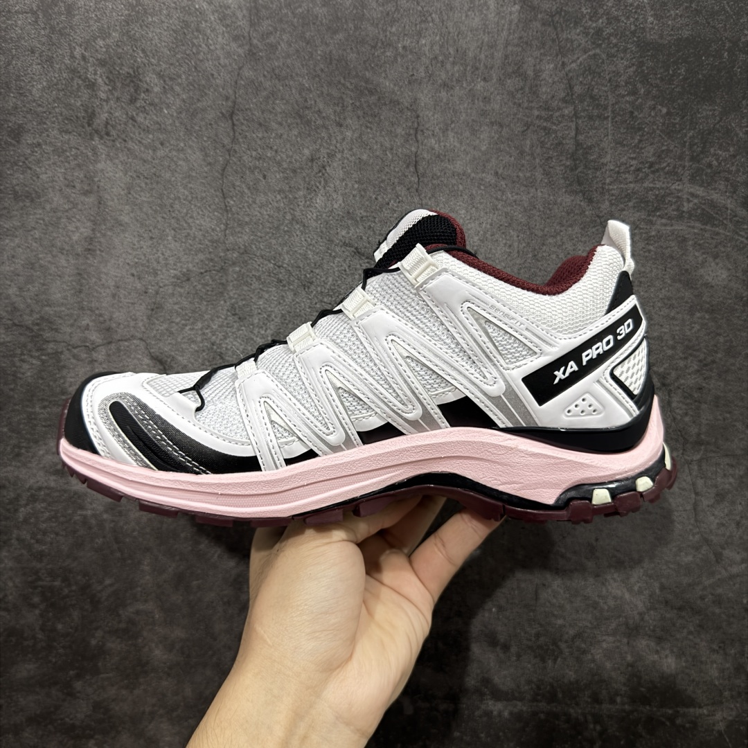 图片[2]-【S版纯原】SALOMON XA Pro 3D ADV 萨洛蒙潮流越野机能户外功能鞋 白粉 478676 全新版本出货 性价比拉满 品质 细节 材料都是肉眼可以见！ 售前售后也是其它工厂无法匹敌！ 纯原外贸平台特供订单 耗时半年巨作 全套原纸板楦头开发 原厂特供网布配套加持 确保原汁原味 完美呈现版型 原档数据独家私模五层组合大底 男女鞋同步官方 原装Ortholite轻量化鞋垫 中底布带钢印编号 原厂TPU锁扣 进口港宝加持 后跟自然饱满 还原公司包裹性 鞋面采用SENSIFT贴合技术 全方位贴合包裹脚型 鞋跟部鞋底牵引设计 提供强大的抓地性能 更适应野外崎岖不平的道路 其3D ADVANCED CHASSIS底盘 材料轻量大化 钉齿设计更具稳定性 防护性 鞋底易磨损区运用CONTAGRIP高耐磨材料 应对城市硬质路面长距离跑考验 尺码：36 36.5 37.5 38 38.5 39 40 40.5 41 42 42.5 43 44 44.5 45-选品中心