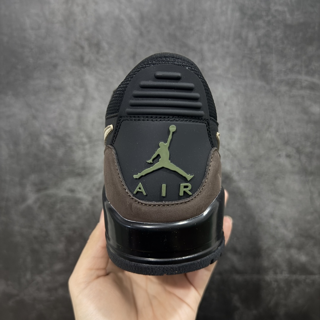 图片[4]-【黑金版本】Air Jordan Legacy AJ312 Low 低帮复古篮球鞋 黑棕爆裂纹CD7069-003 市场独一档产物 全套原纸板楦头开发 原厂大底磨具加持立体防滑纹理 原档数据后跟TPU子母扣魔术贴 原装可视Air Sole气垫 原汁原味最完美的312代版型 唯一正确鞋头趴度弧度高度鞋身腰线 进口港宝加持 后跟自然饱满 全鞋荧光划线卡点 追求极致完美 每一双都是工艺品 多重QC质检 超越公司货的品控标准 实实在在的免检产品 鞋身采用了皮革材质打造 横跨鞋面的魔术贴十分吸睛 侧面的Swoosh Logo的一部分被鞋面遮挡了一部分 颇具玩味 魔术贴上标有NK标识 而鞋舌上是Jordan的经典红色飞翼Logo 后跟和鞋底均采用了AJ3的设计 后跟上同样也使用了经典的爆裂纹图案 尺码：36-47.5-选品中心