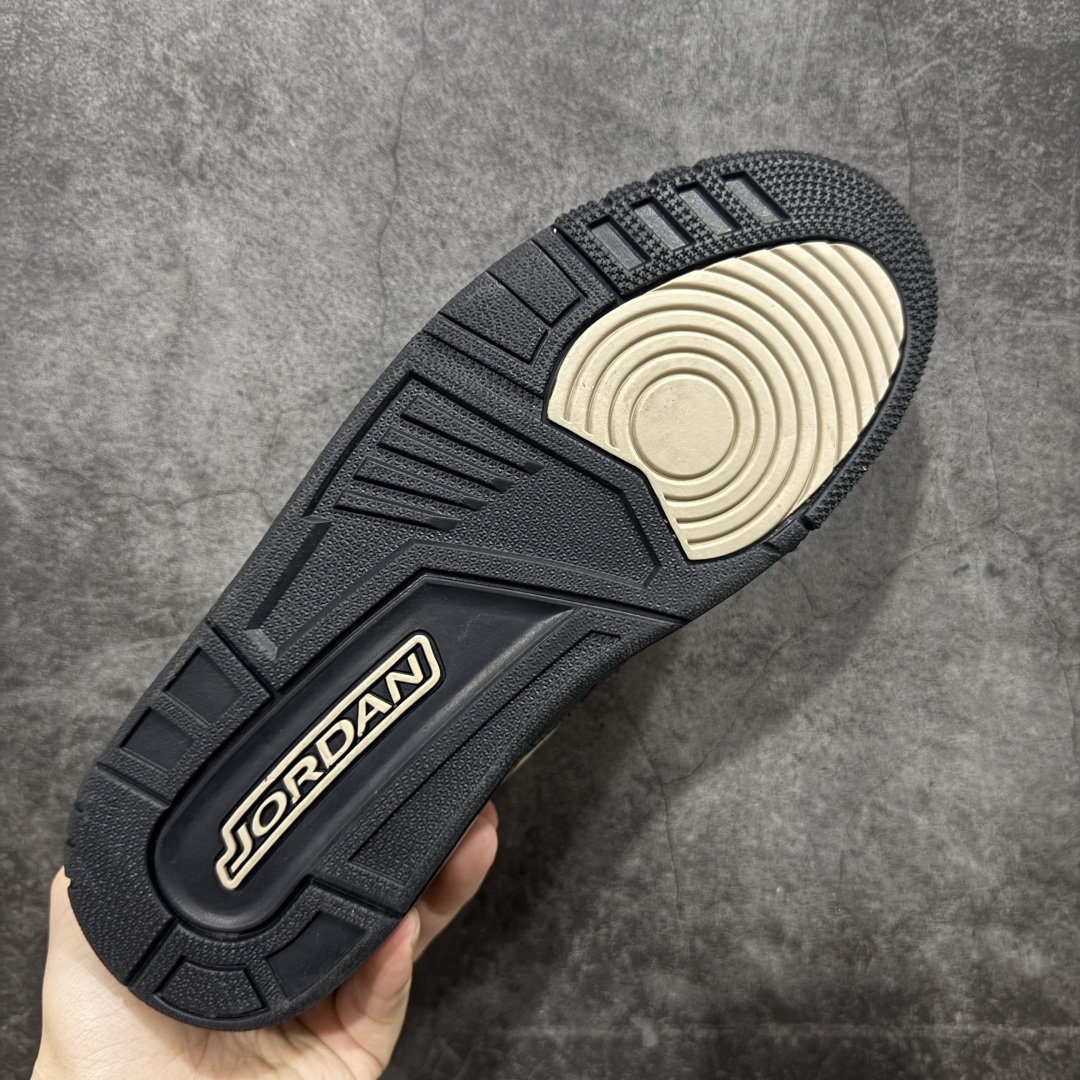 图片[9]-【黑金版本】Air Jordan Legacy AJ312 Low 低帮复古篮球鞋 黑棕爆裂纹CD7069-003 市场独一档产物 全套原纸板楦头开发 原厂大底磨具加持立体防滑纹理 原档数据后跟TPU子母扣魔术贴 原装可视Air Sole气垫 原汁原味最完美的312代版型 唯一正确鞋头趴度弧度高度鞋身腰线 进口港宝加持 后跟自然饱满 全鞋荧光划线卡点 追求极致完美 每一双都是工艺品 多重QC质检 超越公司货的品控标准 实实在在的免检产品 鞋身采用了皮革材质打造 横跨鞋面的魔术贴十分吸睛 侧面的Swoosh Logo的一部分被鞋面遮挡了一部分 颇具玩味 魔术贴上标有NK标识 而鞋舌上是Jordan的经典红色飞翼Logo 后跟和鞋底均采用了AJ3的设计 后跟上同样也使用了经典的爆裂纹图案 尺码：36-47.5-选品中心