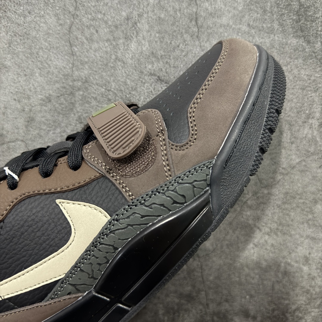 图片[6]-【黑金版本】Air Jordan Legacy AJ312 Low 低帮复古篮球鞋 黑棕爆裂纹CD7069-003 市场独一档产物 全套原纸板楦头开发 原厂大底磨具加持立体防滑纹理 原档数据后跟TPU子母扣魔术贴 原装可视Air Sole气垫 原汁原味最完美的312代版型 唯一正确鞋头趴度弧度高度鞋身腰线 进口港宝加持 后跟自然饱满 全鞋荧光划线卡点 追求极致完美 每一双都是工艺品 多重QC质检 超越公司货的品控标准 实实在在的免检产品 鞋身采用了皮革材质打造 横跨鞋面的魔术贴十分吸睛 侧面的Swoosh Logo的一部分被鞋面遮挡了一部分 颇具玩味 魔术贴上标有NK标识 而鞋舌上是Jordan的经典红色飞翼Logo 后跟和鞋底均采用了AJ3的设计 后跟上同样也使用了经典的爆裂纹图案 尺码：36-47.5-选品中心