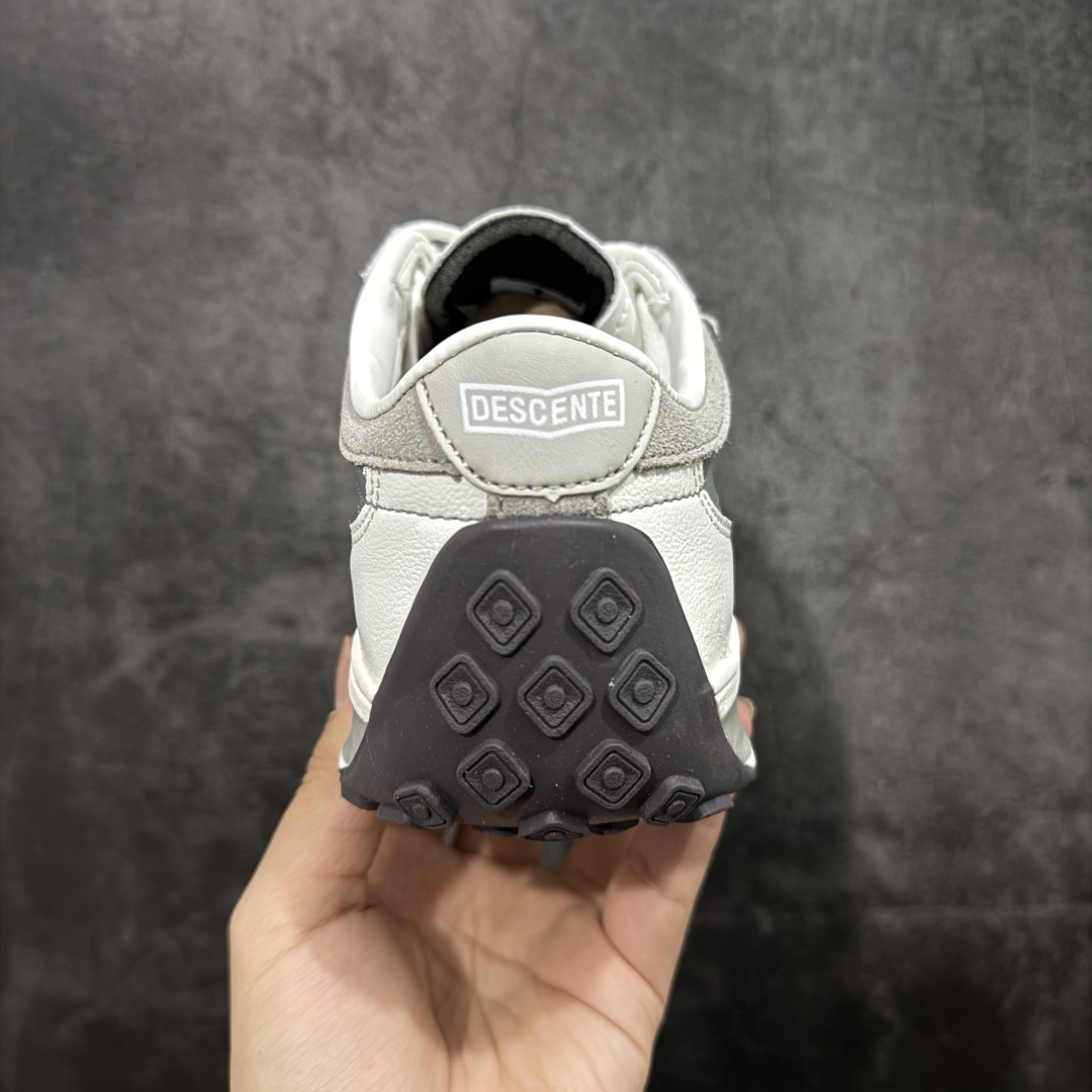 图片[4]-【纯原版】迪桑特DESCENTE Sport Style系列 CHRON RACER复古风运动休闲鞋\\t #原楦原纸版开发版型 #鞋底设计有特殊的纹理或材料，以增加摩擦力，减少滑倒的风险。 #使用耐用的材料制成，能够承受长时间的使用和摩擦，减少磨损。 尺码：36 36.5 37 38 38.5 39 40 40.5 42 42.5 43 44 44.5 45-选品中心