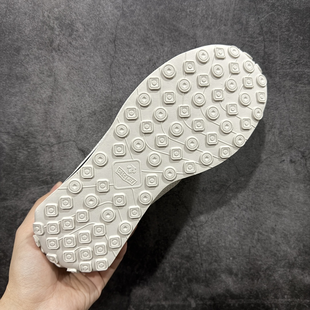 图片[9]-【纯原版】迪桑特DESCENTE Sport Style系列 CHRON RACER复古风运动休闲鞋\\t #原楦原纸版开发版型 #鞋底设计有特殊的纹理或材料，以增加摩擦力，减少滑倒的风险。 #使用耐用的材料制成，能够承受长时间的使用和摩擦，减少磨损。 尺码：36 36.5 37 38 38.5 39 40 40.5 42 42.5 43 44 44.5 45-选品中心